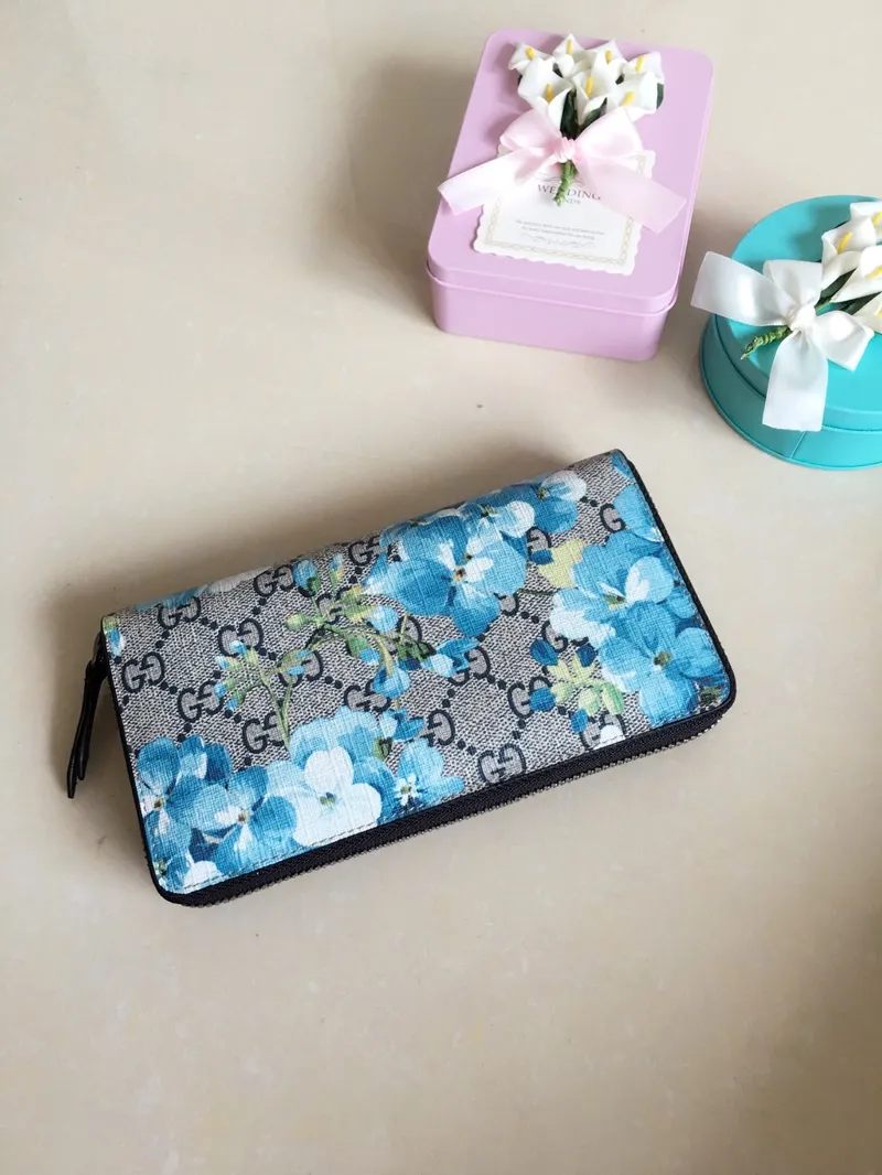 💰400 🇮🇹🇮🇹New colors available! 🌳🌳The latest personalized fashion 🌹🌹Women's zipper wallet 404071 "Tear-off flower PVC" with original cowhide, original hardware 🌻🌻Leading fashion temperament, super classy🌸🌸 Coffee, cherry blossom pink, maroon, green flower/black, ice blue flower-big red, ice blue flower-black 🌷🌷6 colors available, size 19.5～10～2.5