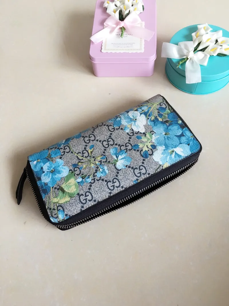 💰400 🇮🇹🇮🇹New colors available! 🌳🌳The latest personalized fashion 🌹🌹Women's zipper wallet 404071 "Tear-off flower PVC" with original cowhide, original hardware 🌻🌻Leading fashion temperament, super classy🌸🌸 Coffee, cherry blossom pink, maroon, green flower/black, ice blue flower-big red, ice blue flower-black 🌷🌷6 colors available, size 19.5～10～2.5