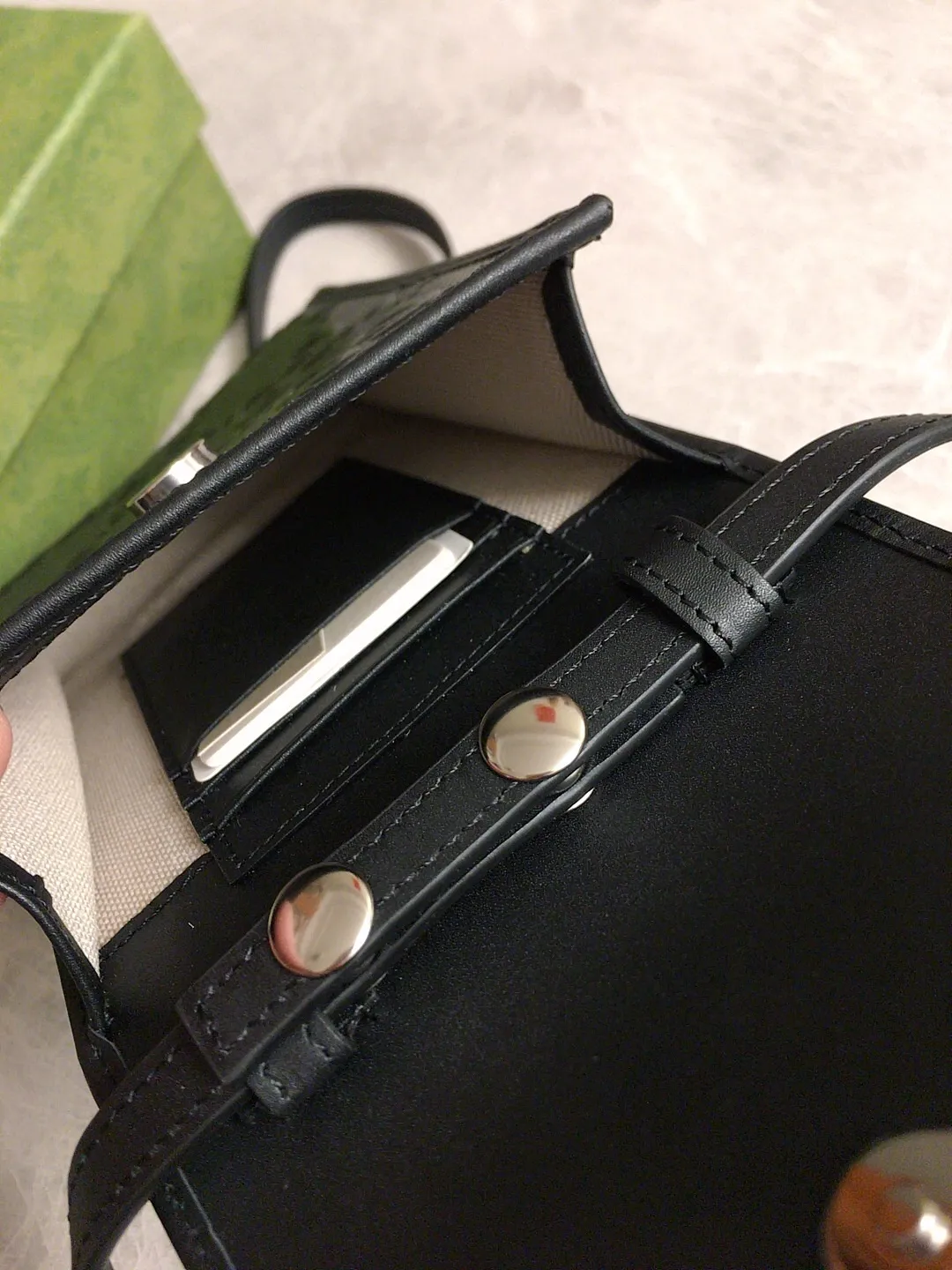 💰560🇭🇺🇭🇺gucci~2020 early autumn new style~Mobile phone bag 🧼🧼GG original factory cowhide cleverly integrated into punching holes and brand logo double G embossing🧼🧼Highlight the extraordinary design quality, simple and elegant, super large capacity, fashionable must-have item! Very practical🧼🧼Real shot, model: 625571, color: Kepi, size: 18×11×3.5cm