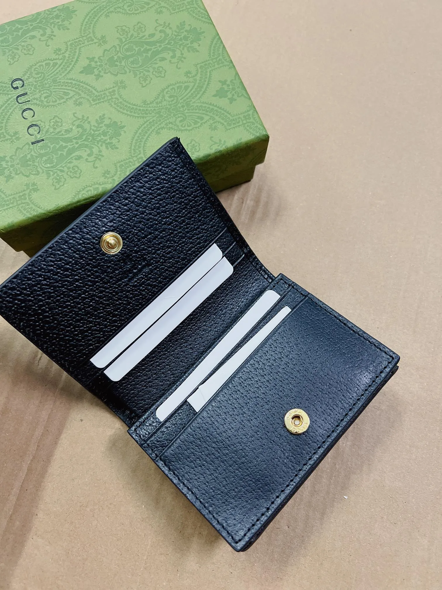 💰350🇭🇺🇭🇺 New model synchronized with the official website! Ophidia series ~ short card holder ~ wallet, 🍐🍐 is made of GG Supreme original factory pig grain first-layer cowhide 🍐🍐 with iconic double G hardware marks, classic red and green webbing, high-end cotton zipper ~ refined! 🍐🍐Model number: 523155, 🍐🍐Size: W11xH8.5xD3cm, Color: black, white, burgundy