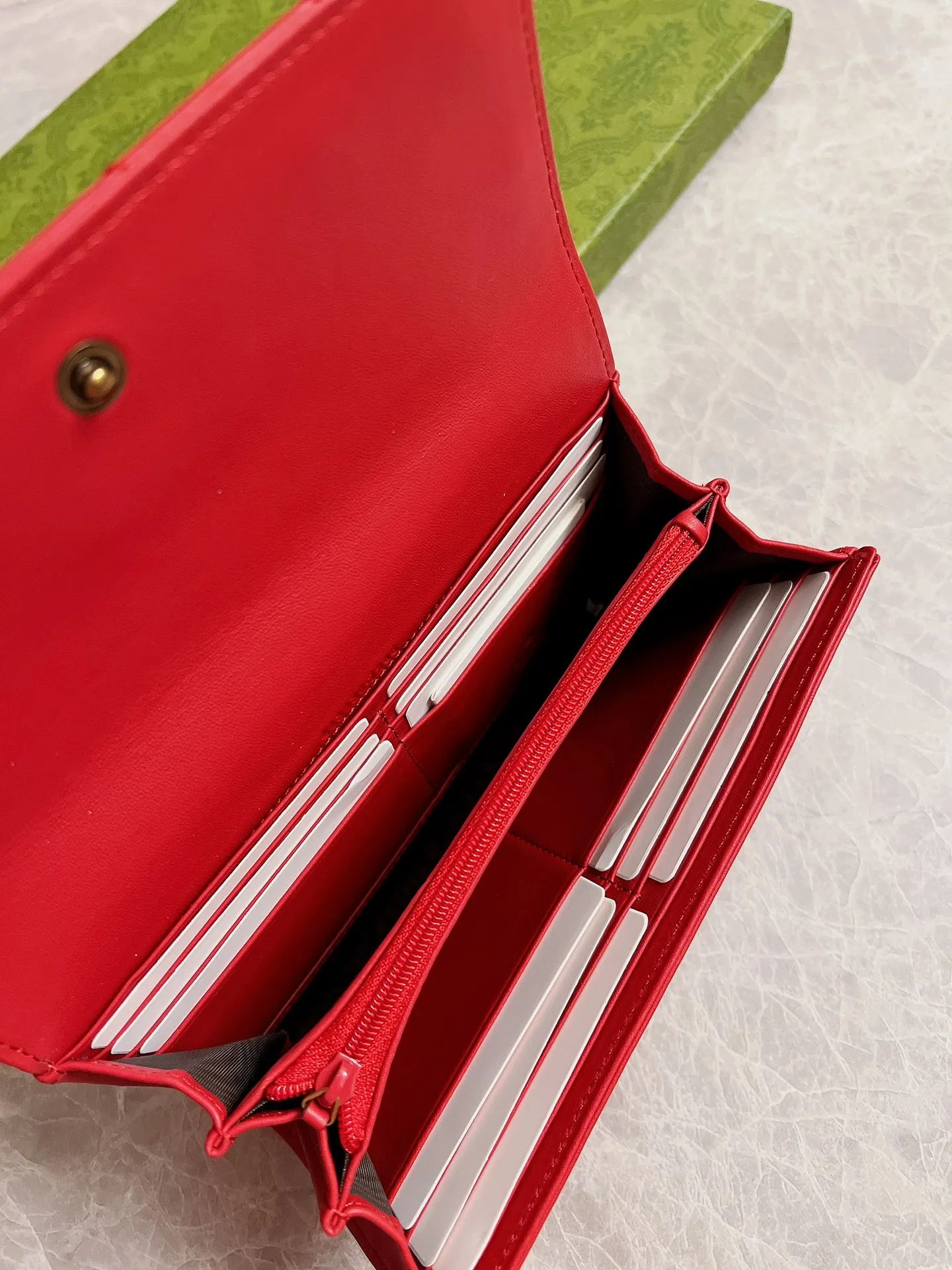 💰420 🇭🇺🇭🇺Latest ~ GG Marmont long wallet 💋💋 Made of quilted leather with GG logo embroidered on the back 💋💋GG logo vintage gold-tone hardware 💋💋 Italian-made Double G buckle snap closure 💋💋 12 card compartments and 2 Bill compartments💋💋2 separate internal compartments Zippered coin pocket closure💋💋Model: 443436, Dimensions: 19 x 10 x 3.5 CM, Color: black, red, pink,