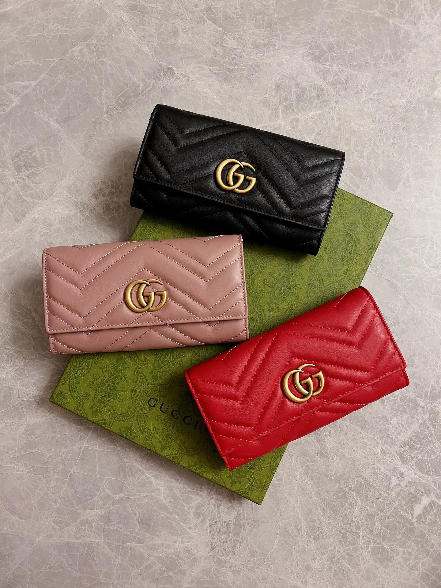 💰420 🇭🇺🇭🇺Latest ~ GG Marmont long wallet 💋💋 Made of quilted leather with GG logo embroidered on the back 💋💋GG logo vintage gold-tone hardware 💋💋 Italian-made Double G buckle snap closure 💋💋 12 card compartments and 2 Bill compartments💋💋2 separate internal compartments Zippered coin pocket closure💋💋Model: 443436, Dimensions: 19 x 10 x 3.5 CM, Color: black, red, pink,