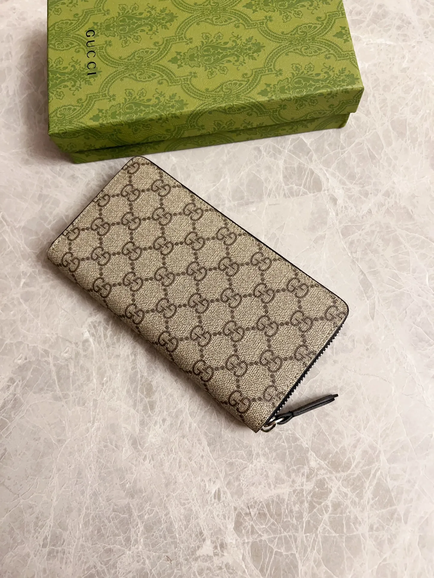 💰380 🇭🇺🇭🇺 New men’s wallet! 🐝🐝Synchronized with counters, original shaved leather with high-quality PVC fabric🐝🐝tear-printed latest bee logo🐝🐝cotton bronze gold coin pull, oiled edges with fine workmanship, simple and elegant, fashionable and domineering, 🐝🐝Model: 451273, size: 19x10x2.5cm, color: brown PVC-black "Bee"