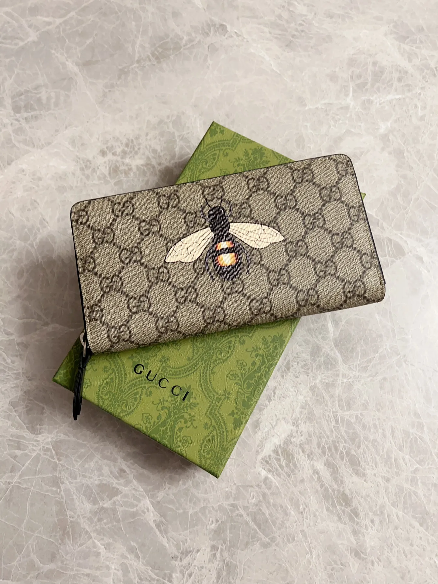 💰380 🇭🇺🇭🇺 New men’s wallet! 🐝🐝Synchronized with counters, original shaved leather with high-quality PVC fabric🐝🐝tear-printed latest bee logo🐝🐝cotton bronze gold coin pull, oiled edges with fine workmanship, simple and elegant, fashionable and domineering, 🐝🐝Model: 451273, size: 19x10x2.5cm, color: brown PVC-black "Bee"