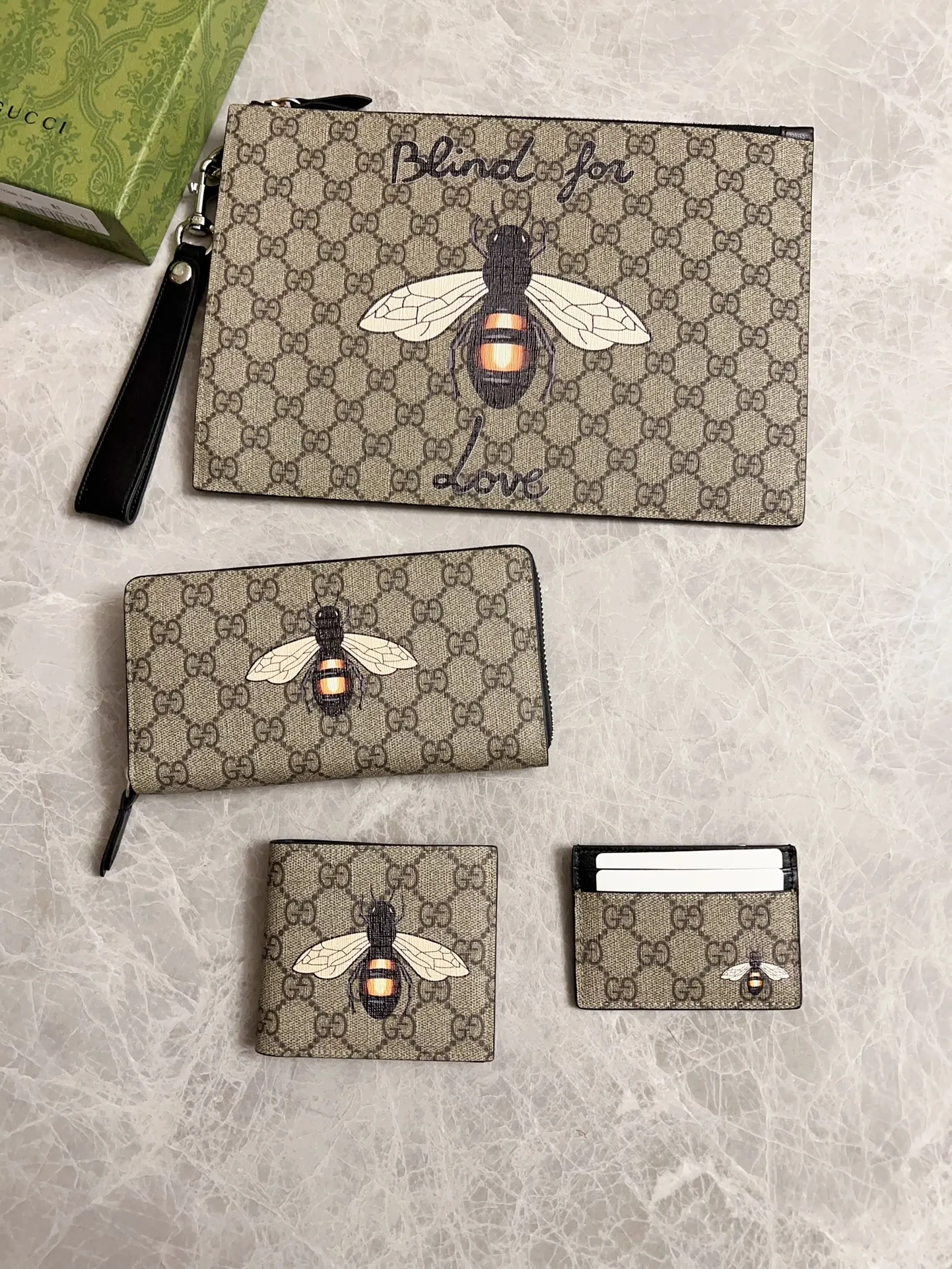 💰380 🇭🇺🇭🇺 New men’s wallet! 🐝🐝Synchronized with counters, original shaved leather with high-quality PVC fabric🐝🐝tear-printed latest bee logo🐝🐝cotton bronze gold coin pull, oiled edges with fine workmanship, simple and elegant, fashionable and domineering, 🐝🐝Model: 451273, size: 19x10x2.5cm, color: brown PVC-black "Bee"