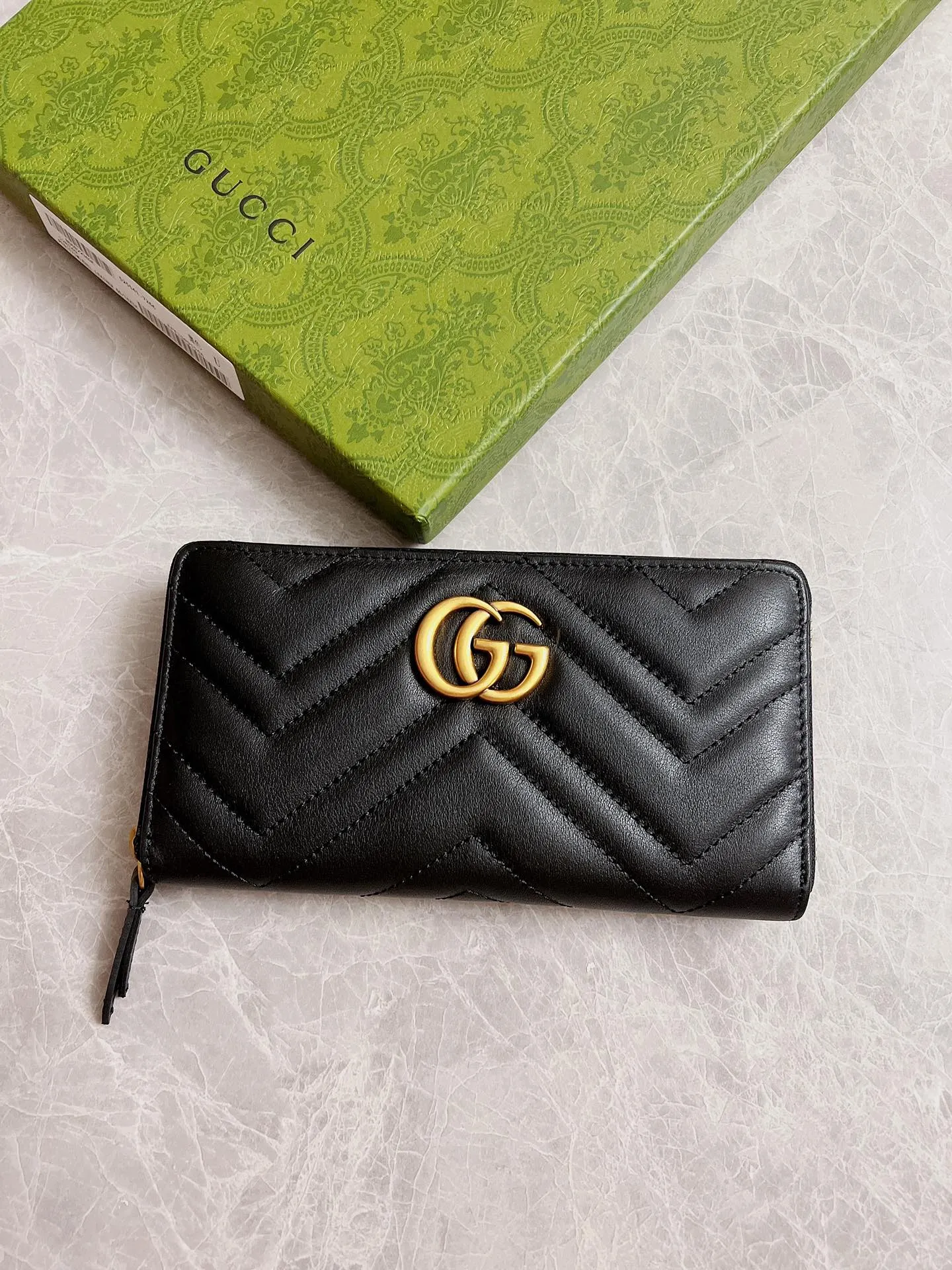 💰420 🇭🇺🇭🇺Latest～GG Marmont long zipper wallet🍿🍿Made with quilting, GG logo embroidered on the back🍿🍿GG logo vintage gold-tone hardware🍿🍿Italian-made double G buckle snap closure🍿🍿12 card compartments and 3 banknote compartments🍿🍿1 separate internal compartment zipper coin bag🍿🍿Model: 443123, size: 19 x 10 x 2.5CM, color: black, red, pink,
