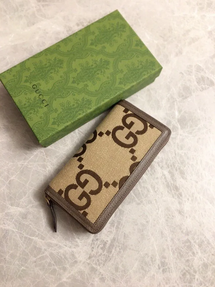 💰440🇭🇺🇭🇺Gucci Diana Bamboo Wallet, a full-zip wallet that combines the brand’s most recognizable elements with ingeniously decorated bamboo accessories and monogram details. This wallet is made of double G patterned canvas and has a unique size that exudes a modern feel. Model: 658634, size: 19cm×10.5cm×2cm