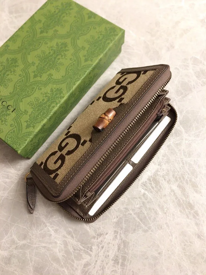 💰440🇭🇺🇭🇺Gucci Diana Bamboo Wallet, a full-zip wallet that combines the brand’s most recognizable elements with ingeniously decorated bamboo accessories and monogram details. This wallet is made of double G patterned canvas and has a unique size that exudes a modern feel. Model: 658634, size: 19cm×10.5cm×2cm