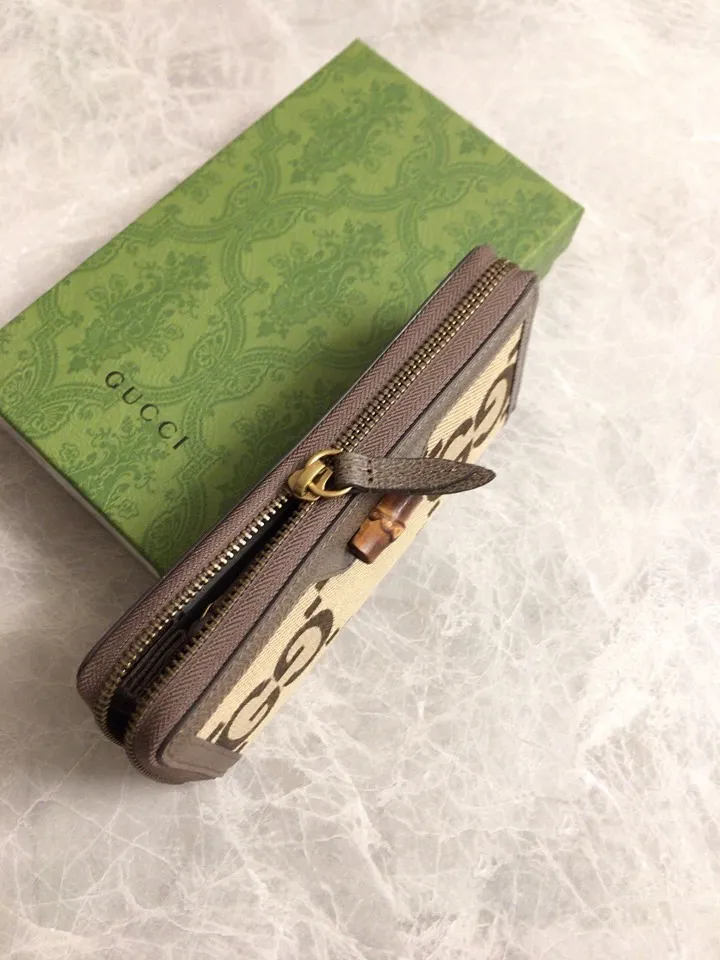 💰440🇭🇺🇭🇺Gucci Diana Bamboo Wallet, a full-zip wallet that combines the brand’s most recognizable elements with ingeniously decorated bamboo accessories and monogram details. This wallet is made of double G patterned canvas and has a unique size that exudes a modern feel. Model: 658634, size: 19cm×10.5cm×2cm