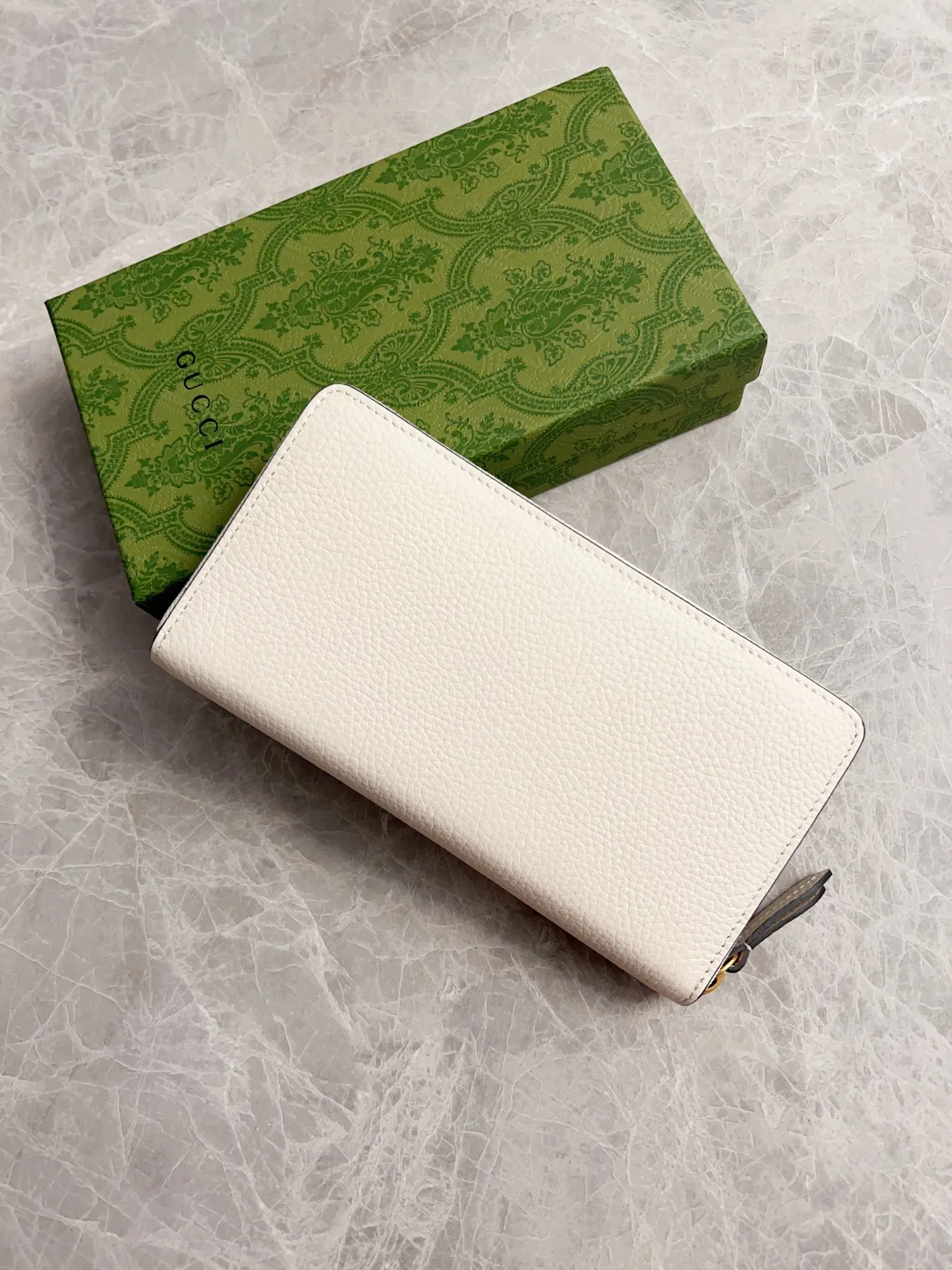 💰460🇮🇹🇮🇹Gucci’s latest ~ Interlocking Double G python leather bow wallet🍓🍓Made of original factory calfskin, 🍓🍓Butterfly on the front The knot is crafted with python leather piping and interlocking G detailing in an antique gold tone, 🍓🍓Iconic fashion piece🍓🍓Model: 750458, Size: 19x 10x3cm