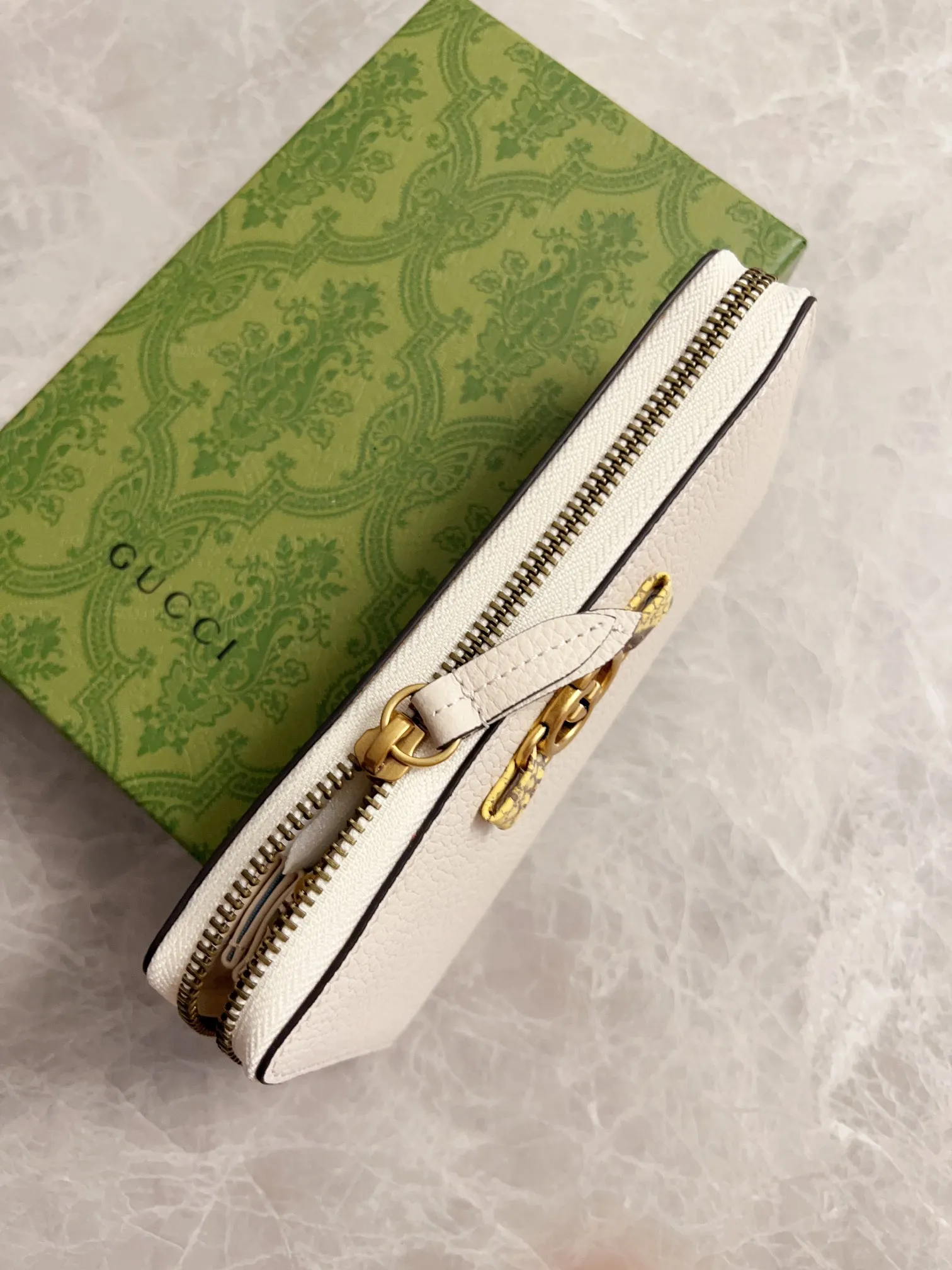 💰460🇮🇹🇮🇹Gucci’s latest ~ Interlocking Double G python leather bow wallet🍓🍓Made of original factory calfskin, 🍓🍓Butterfly on the front The knot is crafted with python leather piping and interlocking G detailing in an antique gold tone, 🍓🍓Iconic fashion piece🍓🍓Model: 750458, Size: 19x 10x3cm
