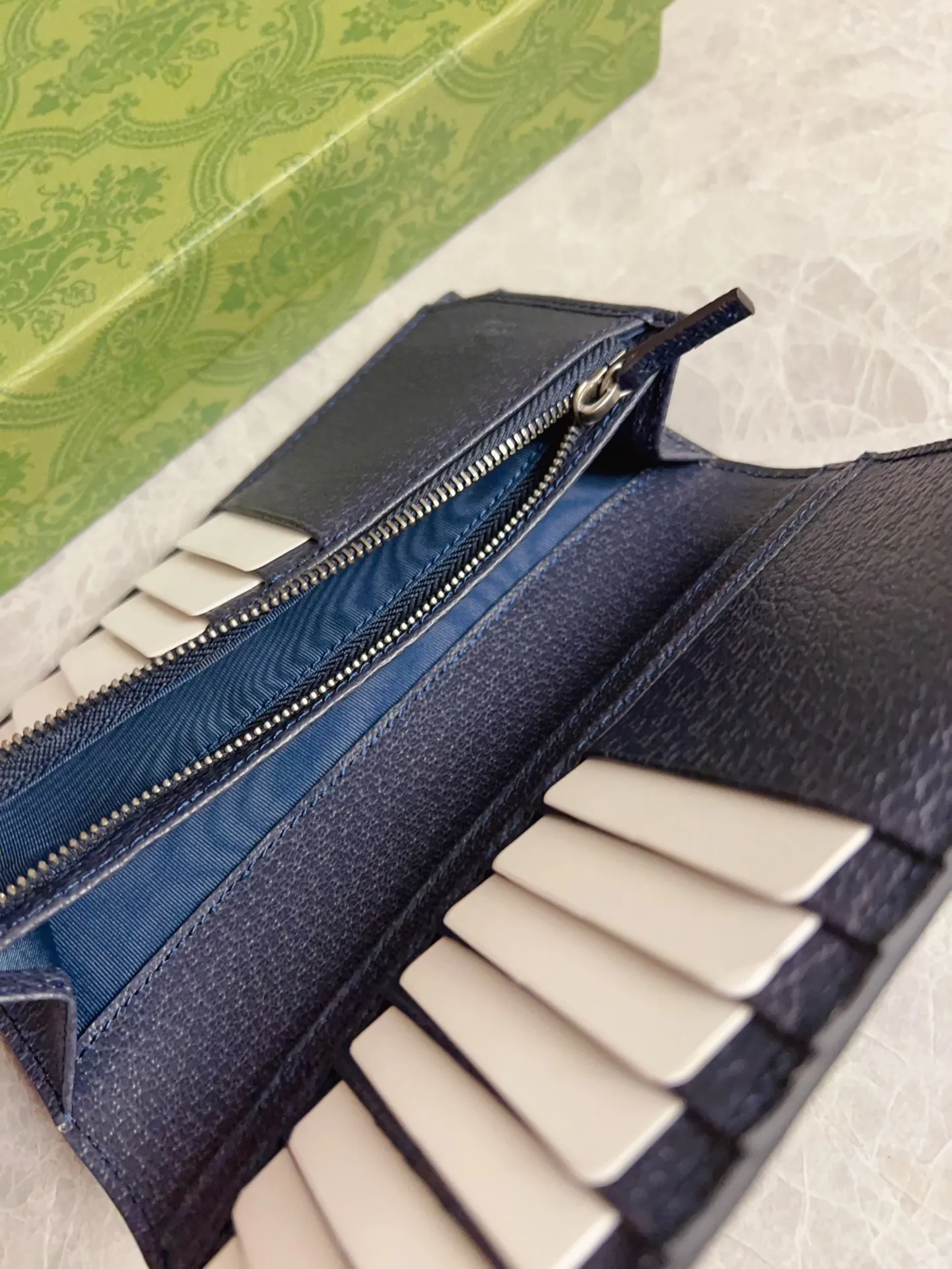 💰400 🇭🇺🇭🇺GucciO’s latest phidia series suit bag, Ophidia series items have endless retro feelings. GG Supreme canvas, cowhide piping, gun silver tone accessories Double G Model: 791746 Size: 19x 9.5cm Color: gray/blue/pvc.