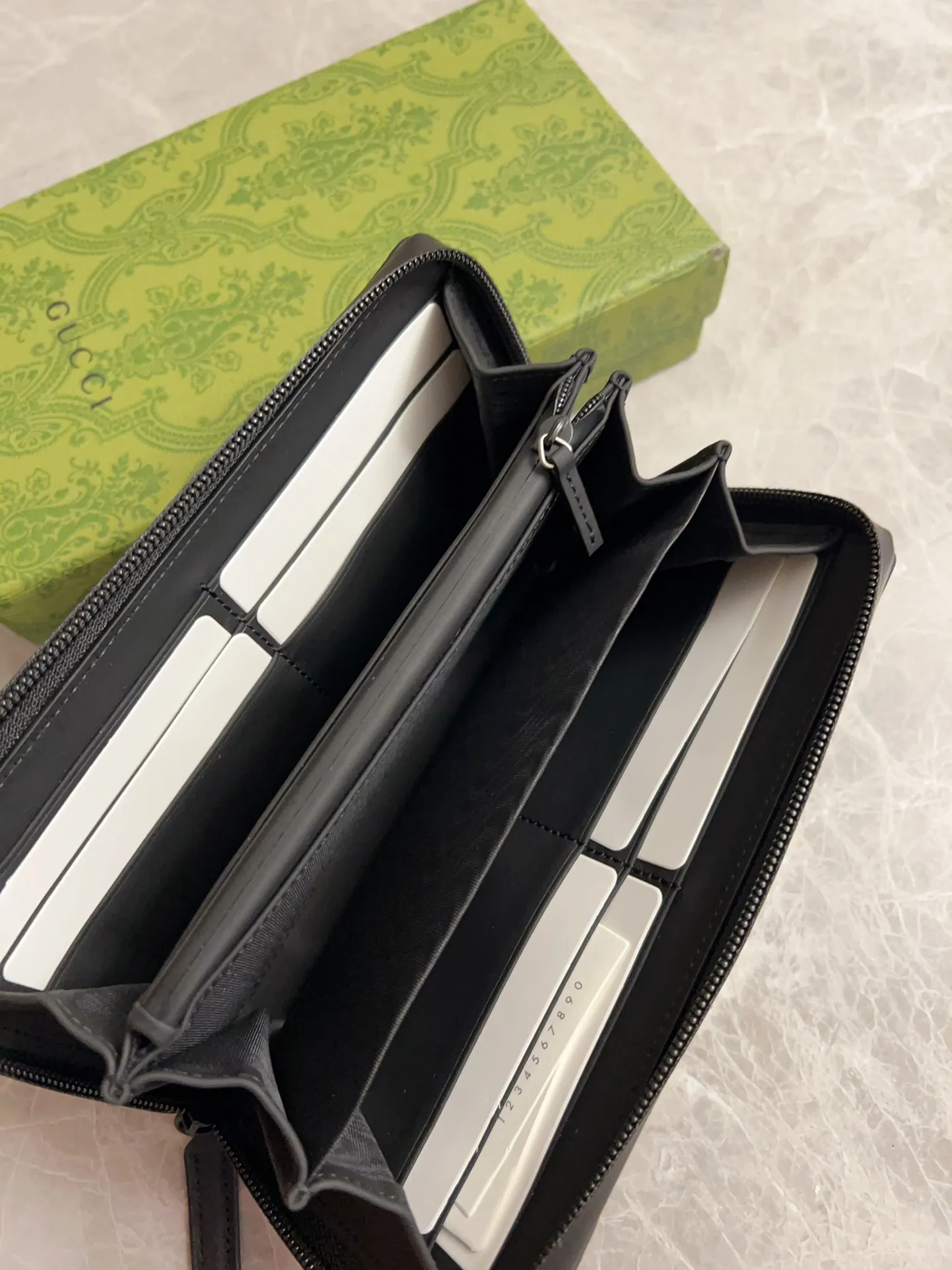 💰460 🇭🇺🇭🇺gucci's new men's series of original black rubber effect are now available🎋🎋Model number: 771421, size: 19x10.5x2.5cm🎋🎋Counter quality, top-quality original goods, real photos🎋🎋