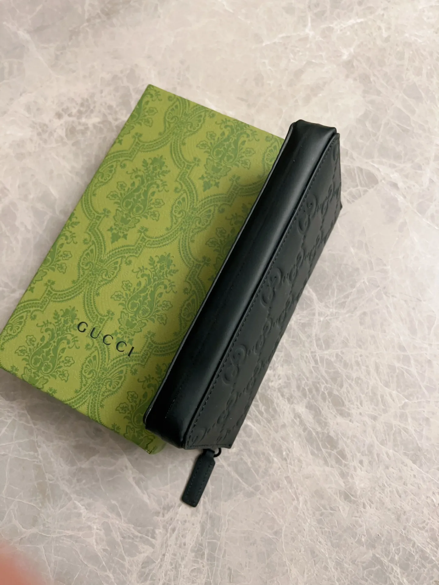 💰460 🇭🇺🇭🇺gucci's new men's series of original black rubber effect are now available🎋🎋Model number: 771421, size: 19x10.5x2.5cm🎋🎋Counter quality, top-quality original goods, real photos🎋🎋