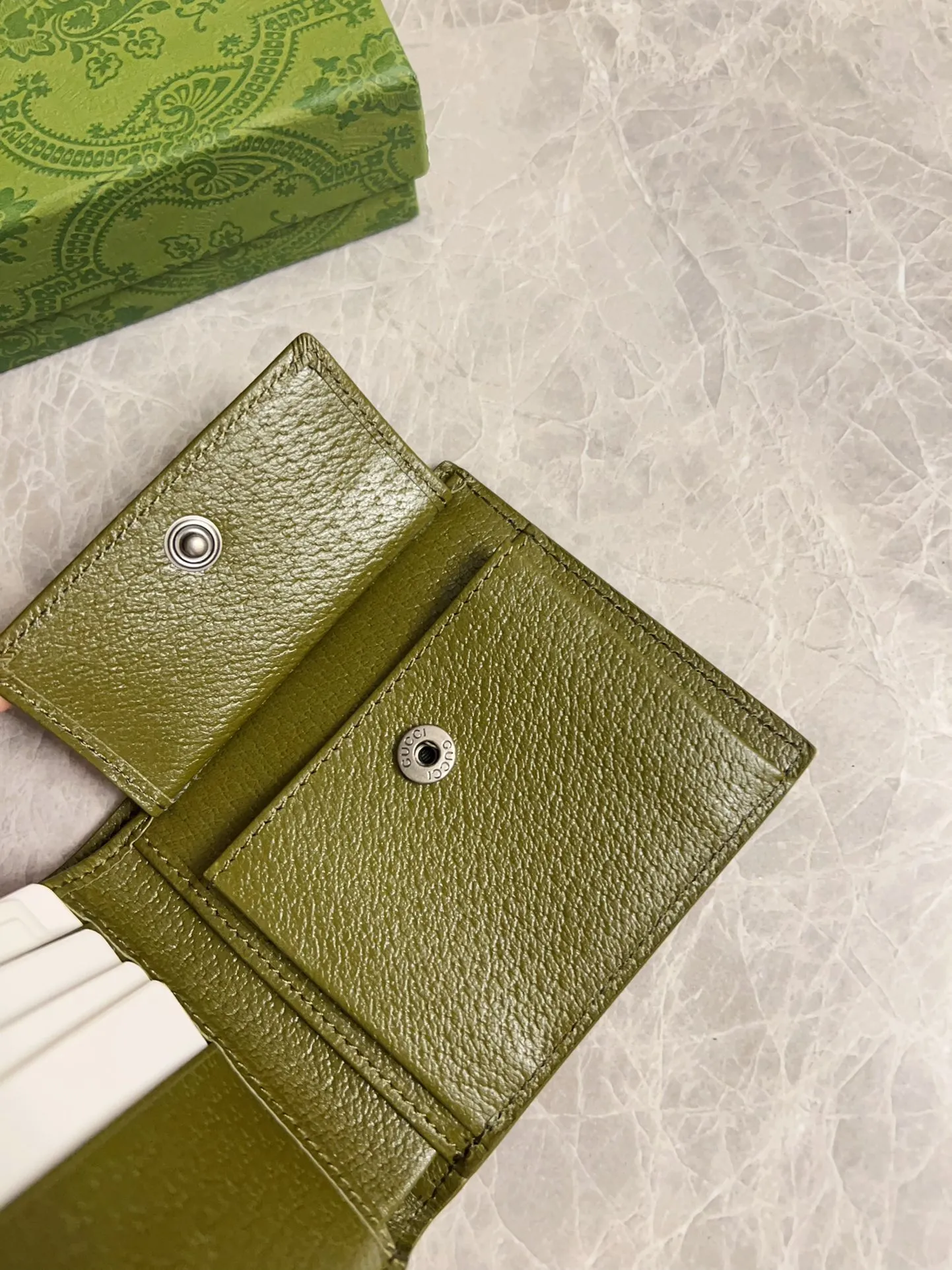💰320🇭🇺🇭🇺Gucci’s latest collection ~ short clip (built-in coin pocket) 🧤🧤The two-tone design full of contrasting beauty makes the GG logo emblazoned on the body of the bag show off🧤🧤The fabric is made of black GG, and the lining is made of contrasting cowhide leather🧤🧤Black GG Supreme canvas with dark gray ceramic effect Double G, size: 11x 9cm Model: 768244 (original product)