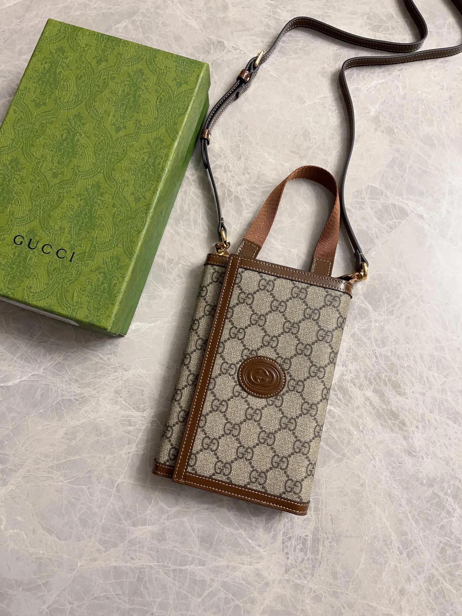 💰720🇮🇹🇮🇹The latest Gucci, synchronized with counters! 🪅🪅 Interlocking Double G clutch bag, 🪅🪅 oval interlocking Double G leather label, Double G fabric with cowhide piping, 🪅🪅Model number: 724358, size: 20x14X4cm (open 40cm) can be carried cross-body or portable, built-in (mobile phone + card holder + cash) three essentials for going out, integrated into one! Fashion item! Awesome! 🪅🪅