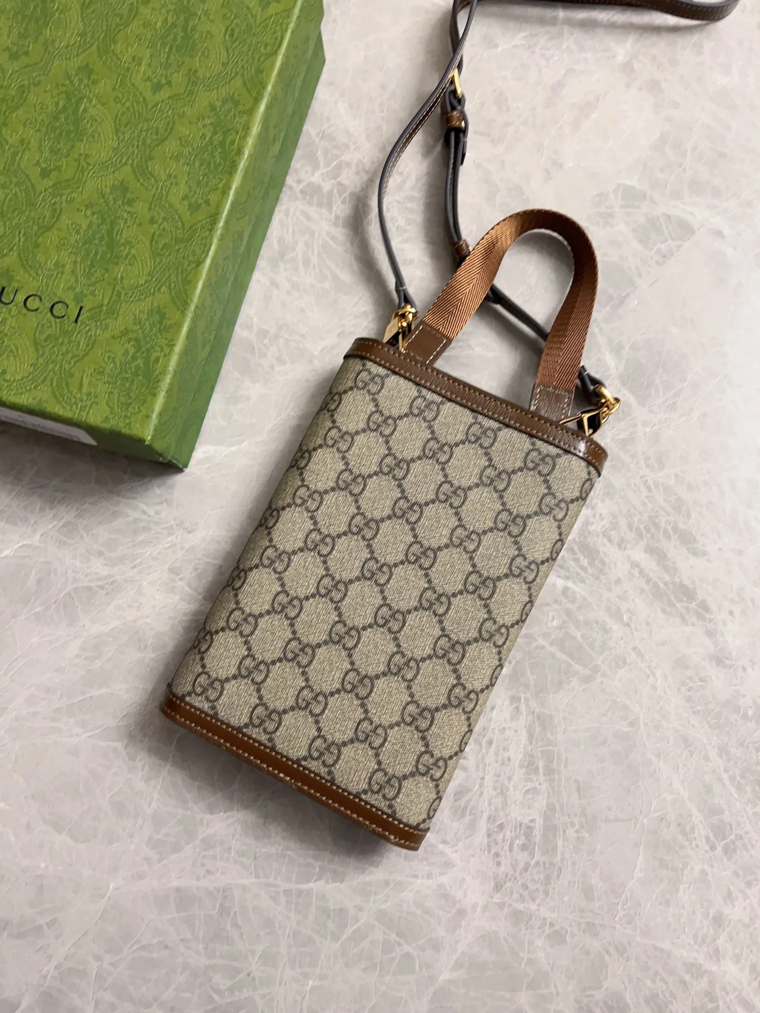 💰720🇮🇹🇮🇹The latest Gucci, synchronized with counters! 🪅🪅 Interlocking Double G clutch bag, 🪅🪅 oval interlocking Double G leather label, Double G fabric with cowhide piping, 🪅🪅Model number: 724358, size: 20x14X4cm (open 40cm) can be carried cross-body or portable, built-in (mobile phone + card holder + cash) three essentials for going out, integrated into one! Fashion item! Awesome! 🪅🪅