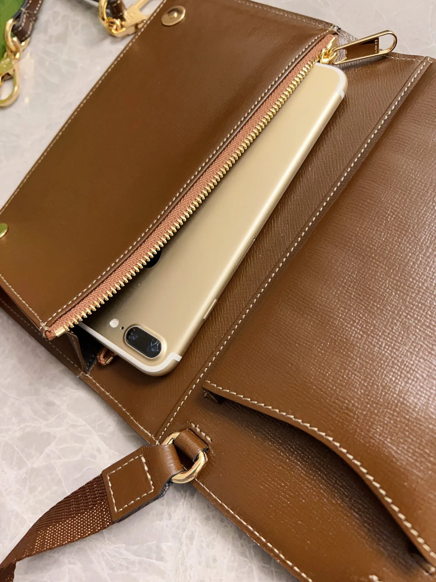 💰720🇮🇹🇮🇹The latest Gucci, synchronized with counters! 🪅🪅 Interlocking Double G clutch bag, 🪅🪅 oval interlocking Double G leather label, Double G fabric with cowhide piping, 🪅🪅Model number: 724358, size: 20x14X4cm (open 40cm) can be carried cross-body or portable, built-in (mobile phone + card holder + cash) three essentials for going out, integrated into one! Fashion item! Awesome! 🪅🪅