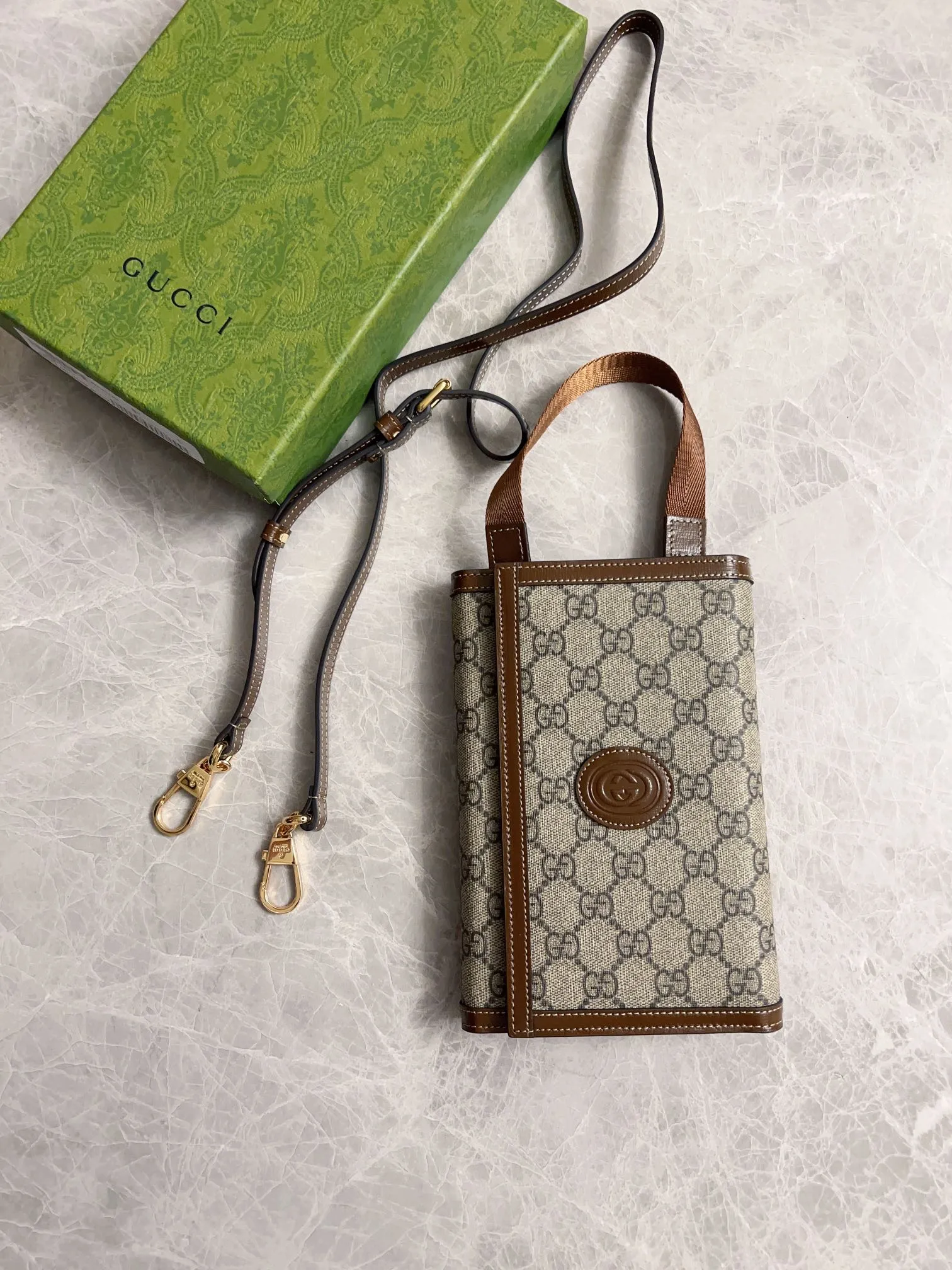 💰720🇮🇹🇮🇹The latest Gucci, synchronized with counters! 🪅🪅 Interlocking Double G clutch bag, 🪅🪅 oval interlocking Double G leather label, Double G fabric with cowhide piping, 🪅🪅Model number: 724358, size: 20x14X4cm (open 40cm) can be carried cross-body or portable, built-in (mobile phone + card holder + cash) three essentials for going out, integrated into one! Fashion item! Awesome! 🪅🪅