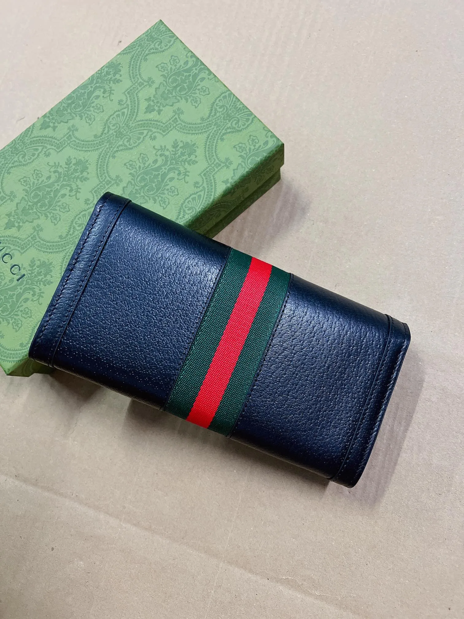 💰440🇭🇺🇭🇺 The official website is synchronized with the new model! Ophidia series ~ two-fold long clip, 🍉🍉 made of GG Supreme original factory pig grain first-layer cowhide 🍉🍉 equipped with iconic double G hardware marks, classic red and green webbing, exquisitely made! 🍉🍉Model number: 523153, size: W19xH10xD3cm, color: black, white, burgundy