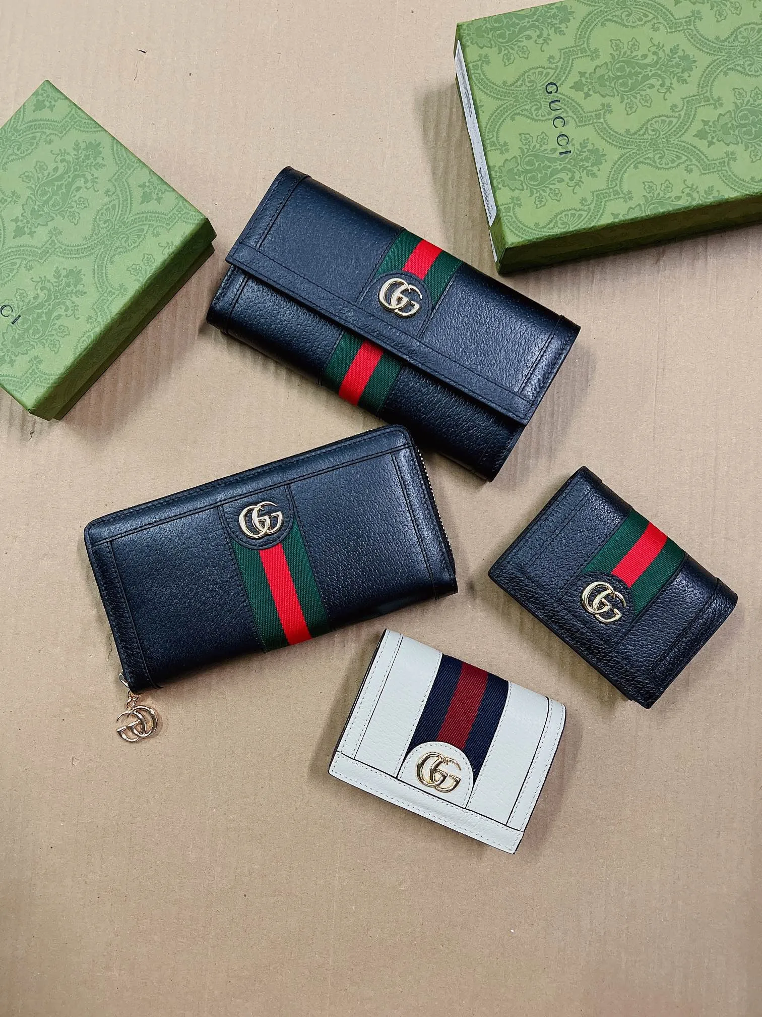 💰440🇭🇺🇭🇺 The official website is synchronized with the new model! Ophidia series ~ two-fold long clip, 🍉🍉 made of GG Supreme original factory pig grain first-layer cowhide 🍉🍉 equipped with iconic double G hardware marks, classic red and green webbing, exquisitely made! 🍉🍉Model number: 523153, size: W19xH10xD3cm, color: black, white, burgundy