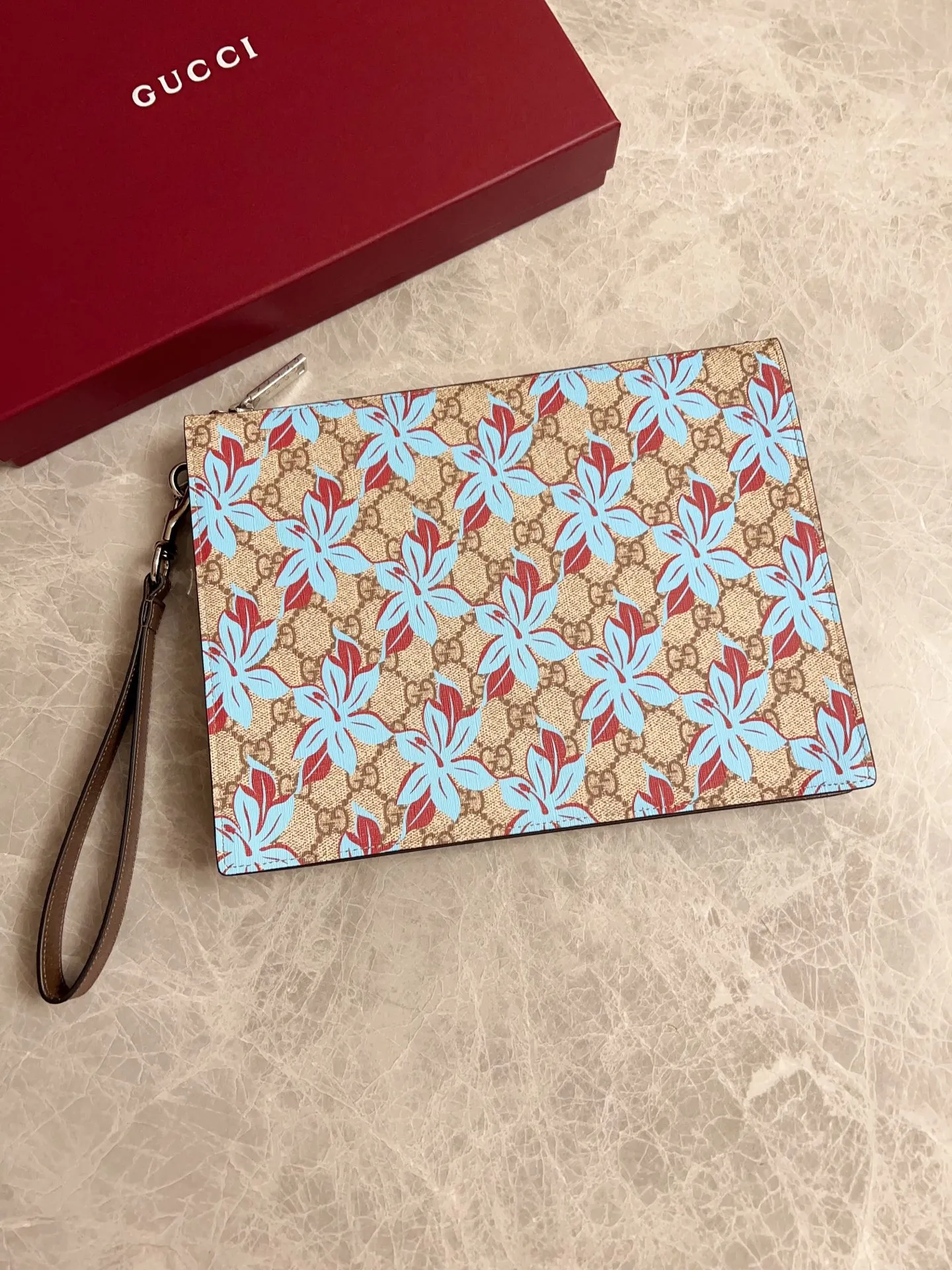 💰580 🇭🇺🇭🇺GG Emblem series reinterprets the classic double G blue print pattern with creative design and innovative functions. 🍃🍃New PVC fabric with original factory pig grain cowhide, fashionable and versatile! 🍃🍃 Style number: 821155 Size: 28x 22x 3.5cm (original product)