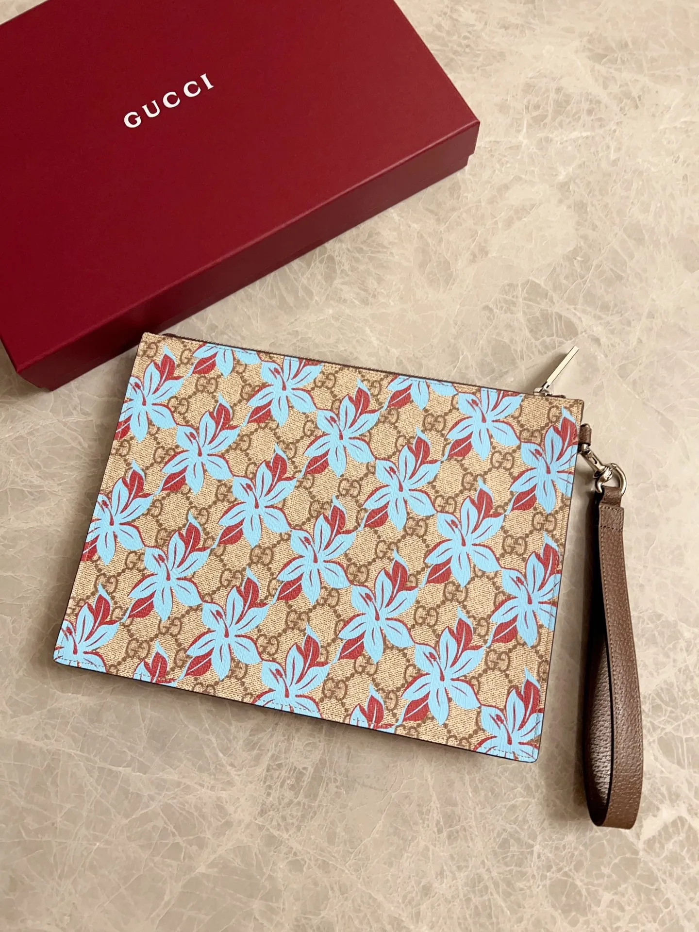 💰580 🇭🇺🇭🇺GG Emblem series reinterprets the classic double G blue print pattern with creative design and innovative functions. 🍃🍃New PVC fabric with original factory pig grain cowhide, fashionable and versatile! 🍃🍃 Style number: 821155 Size: 28x 22x 3.5cm (original product)