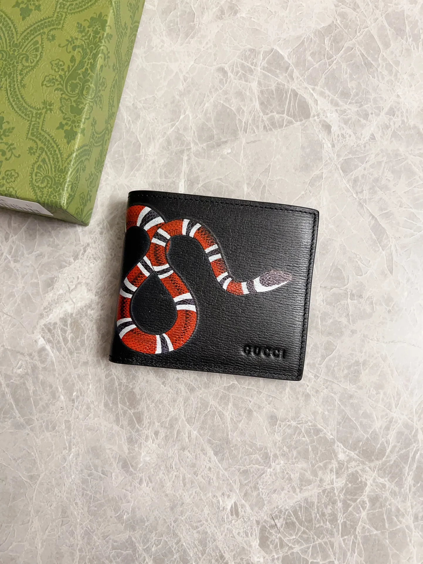 💰280 🇭🇺🇭🇺～The latest style～short clip, specially made with water ripple cowhide king snake print, is now available! 🐍🐍Counter-quality corrugated cowhide imported from Italy 🐍🐍Exquisite workmanship, synchronized with counters! 🐍🐍Model: 451268, size: 11x9cm, color: water ripple king snake/black