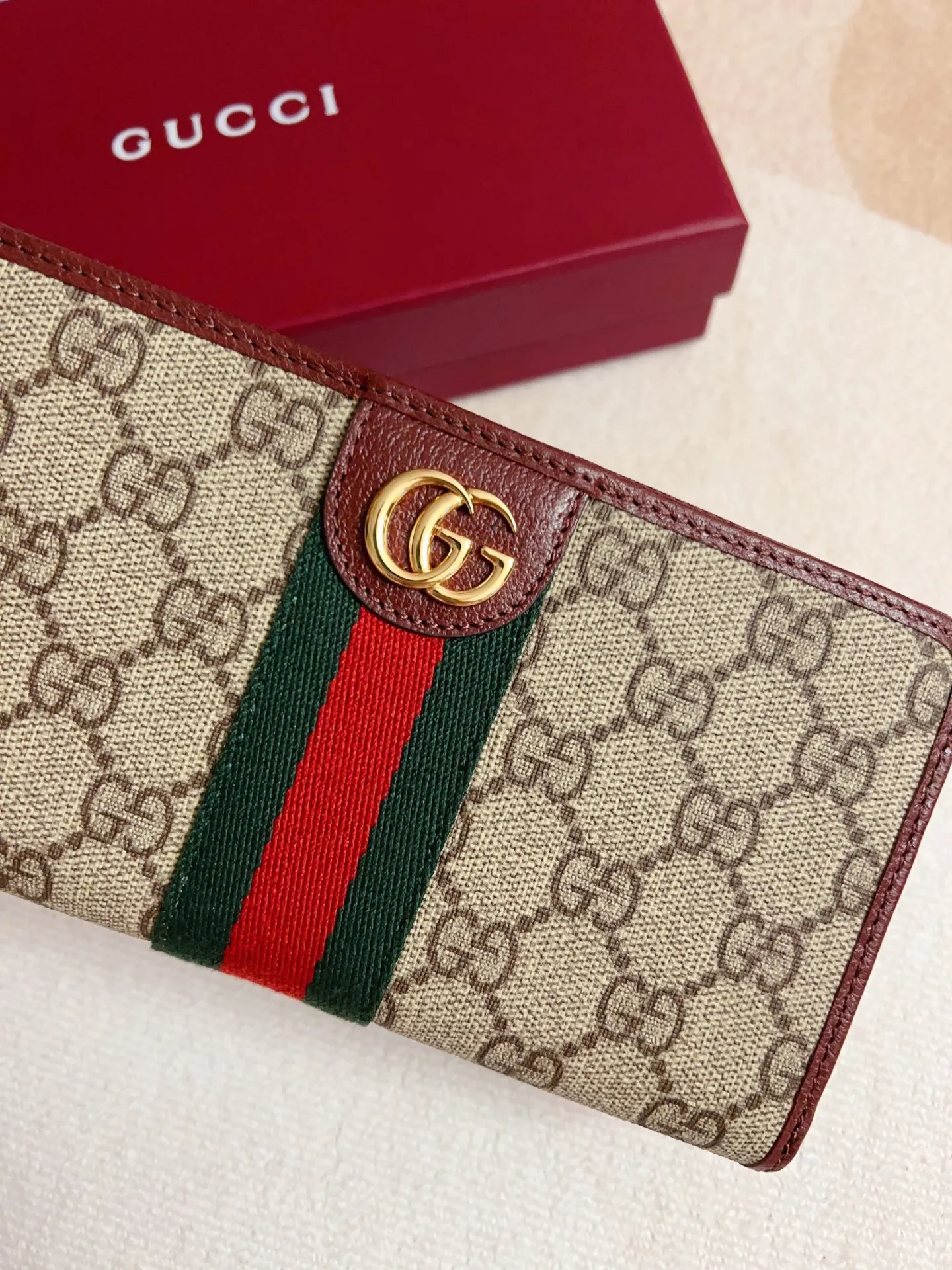 💰440 🇭🇺🇭🇺 The official website is synchronized with the new model! Ophidia series ~ zipper wallet, 🍉🍉 made of GG Supreme original factory pig grain first-layer cowhide with PVC 🍉🍉 equipped with iconic double G hardware marks, classic red and green webbing, high-end cotton zipper ~ refined! 🍉🍉Model number: 838484🍉🍉Size: W19xH10xD2.5cm, color: brown maroon