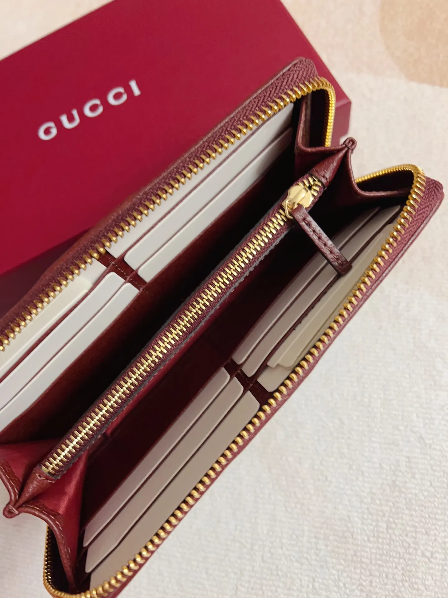 💰440 🇭🇺🇭🇺 The official website is synchronized with the new model! Ophidia series ~ zipper wallet, 🍉🍉 made of GG Supreme original factory pig grain first-layer cowhide with PVC 🍉🍉 equipped with iconic double G hardware marks, classic red and green webbing, high-end cotton zipper ~ refined! 🍉🍉Model number: 838484🍉🍉Size: W19xH10xD2.5cm, color: brown maroon