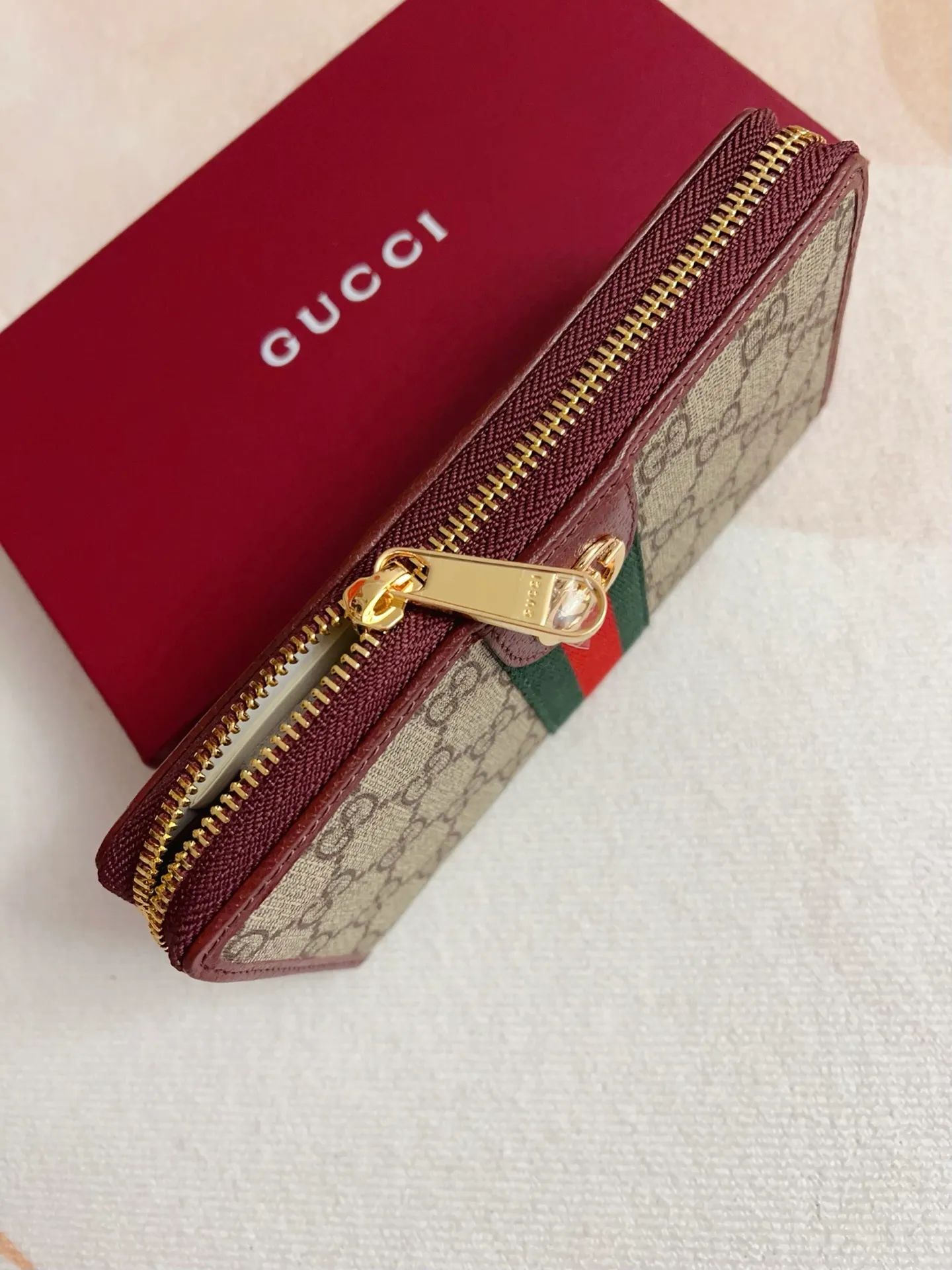 💰440 🇭🇺🇭🇺 The official website is synchronized with the new model! Ophidia series ~ zipper wallet, 🍉🍉 made of GG Supreme original factory pig grain first-layer cowhide with PVC 🍉🍉 equipped with iconic double G hardware marks, classic red and green webbing, high-end cotton zipper ~ refined! 🍉🍉Model number: 838484🍉🍉Size: W19xH10xD2.5cm, color: brown maroon