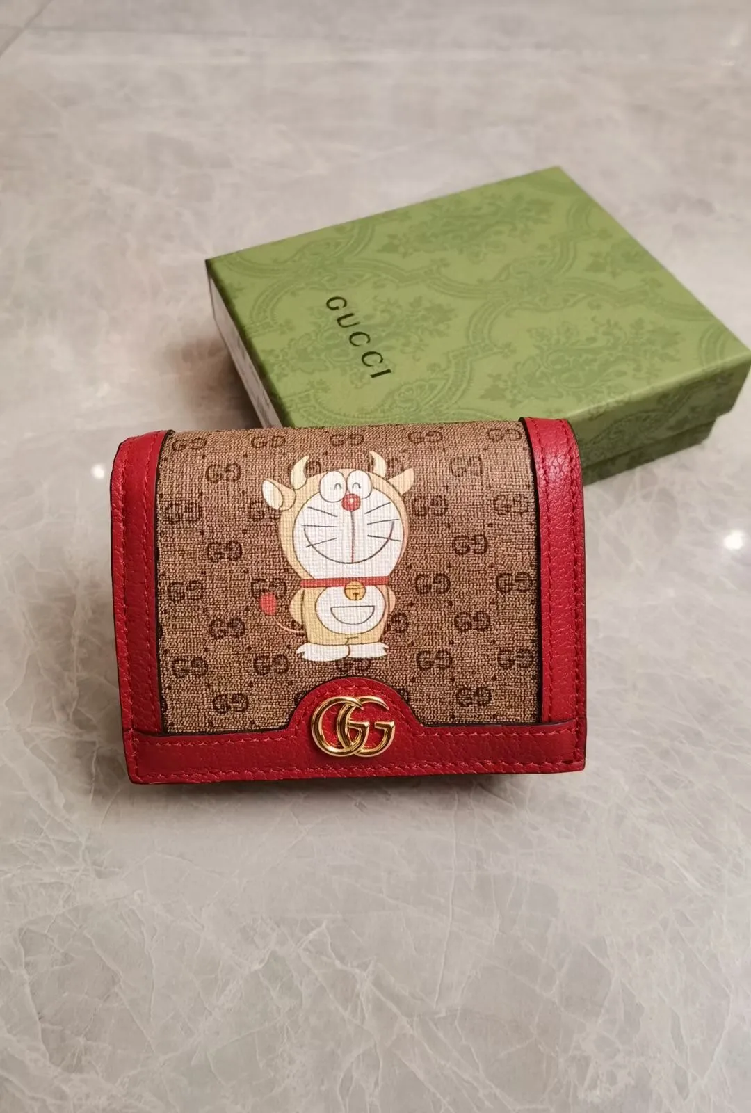 💰370🇭🇺🇭🇺 GUCCI’s latest little golden bull! 🧤 🧤 Doraemon x Gucci joint series ~ short clip wallet ~ card holder! Colorful PVC high-grade fabric is used to tear-print "Big Fatty with Horns" Doraemon's various cute expressions, matched with original factory pig-grain cowhide, exquisite and fashionable, model number: 654541, size: 11x8.5x3cm