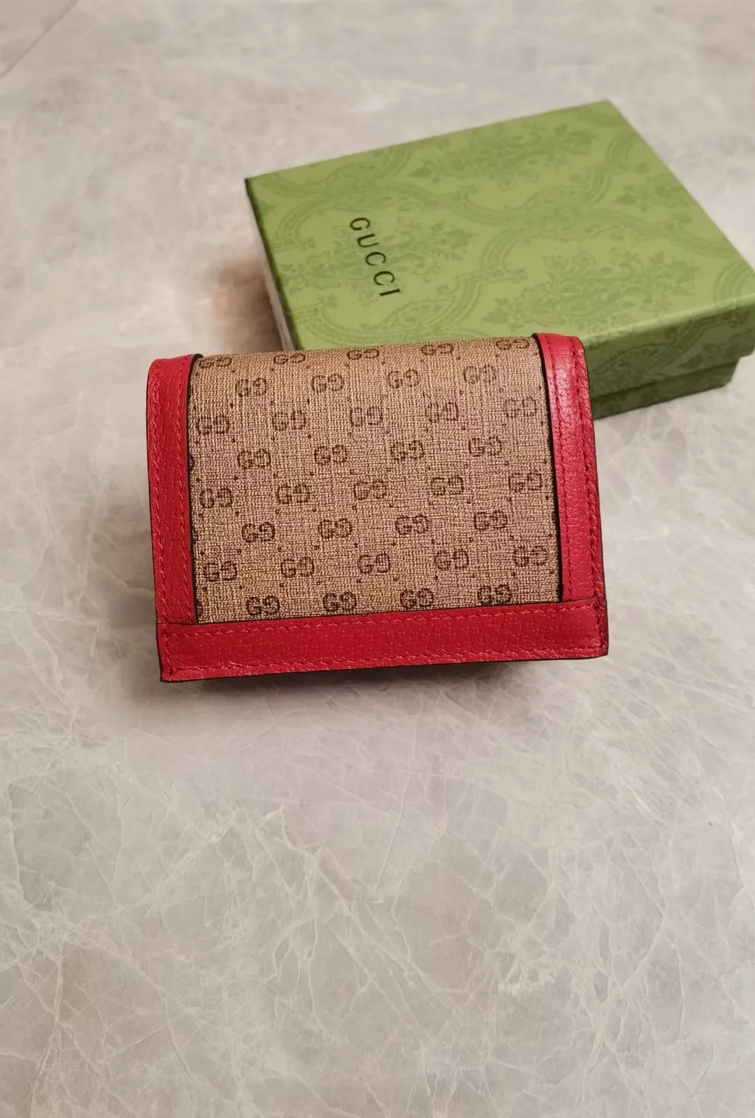 💰370🇭🇺🇭🇺 GUCCI’s latest little golden bull! 🧤 🧤 Doraemon x Gucci joint series ~ short clip wallet ~ card holder! Colorful PVC high-grade fabric is used to tear-print "Big Fatty with Horns" Doraemon's various cute expressions, matched with original factory pig-grain cowhide, exquisite and fashionable, model number: 654541, size: 11x8.5x3cm