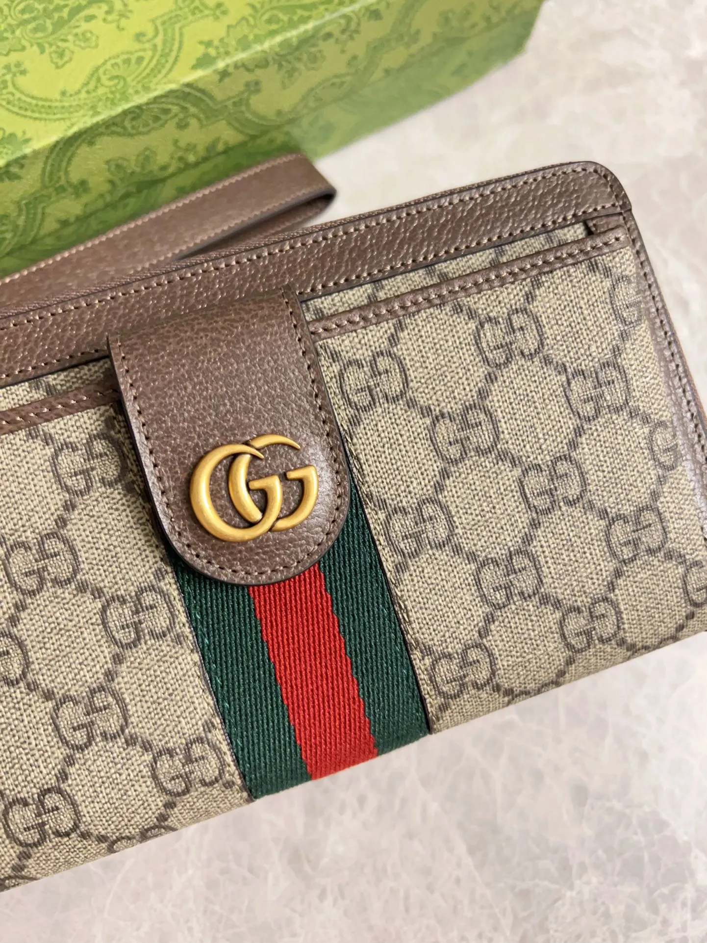 💰600 🇭🇺🇭🇺GG Ophidia series combines the traditional essence of Gucci with modern design to present dazzling new works with ingenuity. 🧤🧤This wallet is crafted from GG Supreme canvas and embellished with palladium silver-toned Double G-shaped accessories, making the entire design more eye-catching. 🧤🧤Detachable wrist strap, zipper closure🧤🧤Model number: 760248. Dimensions: 21(width) x 12(h) x 4cm(d)