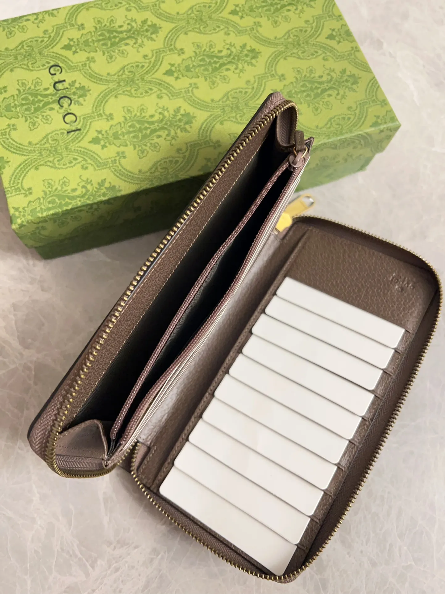 💰600 🇭🇺🇭🇺GG Ophidia series combines the traditional essence of Gucci with modern design to present dazzling new works with ingenuity. 🧤🧤This wallet is crafted from GG Supreme canvas and embellished with palladium silver-toned Double G-shaped accessories, making the entire design more eye-catching. 🧤🧤Detachable wrist strap, zipper closure🧤🧤Model number: 760248. Dimensions: 21(width) x 12(h) x 4cm(d)