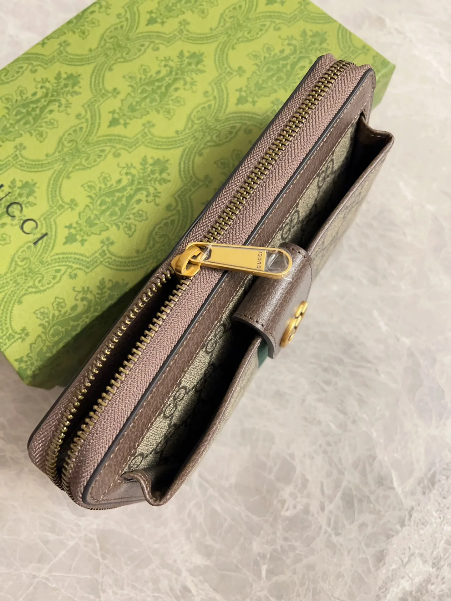 💰600 🇭🇺🇭🇺GG Ophidia series combines the traditional essence of Gucci with modern design to present dazzling new works with ingenuity. 🧤🧤This wallet is crafted from GG Supreme canvas and embellished with palladium silver-toned Double G-shaped accessories, making the entire design more eye-catching. 🧤🧤Detachable wrist strap, zipper closure🧤🧤Model number: 760248. Dimensions: 21(width) x 12(h) x 4cm(d)