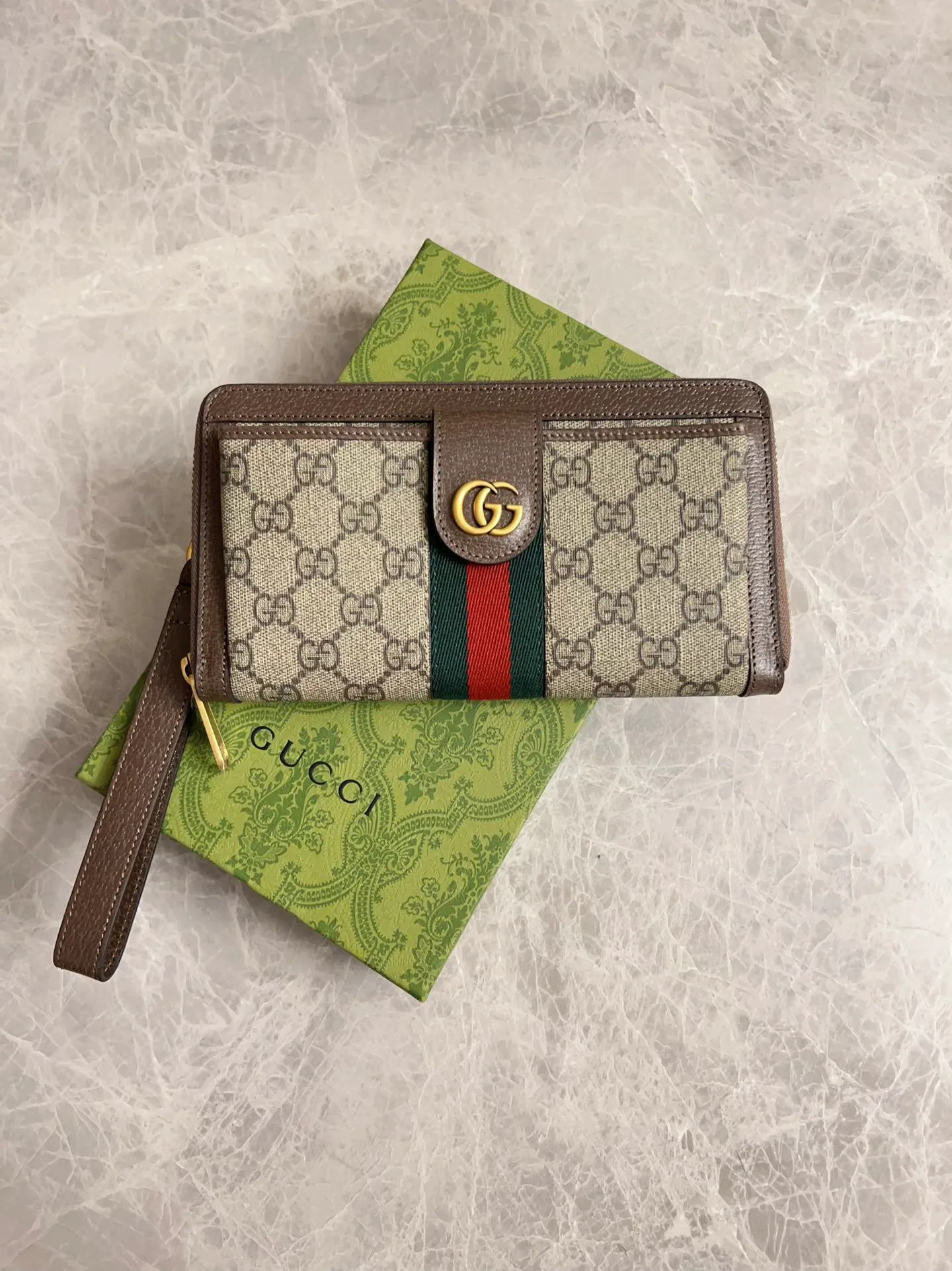 💰600 🇭🇺🇭🇺GG Ophidia series combines the traditional essence of Gucci with modern design to present dazzling new works with ingenuity. 🧤🧤This wallet is crafted from GG Supreme canvas and embellished with palladium silver-toned Double G-shaped accessories, making the entire design more eye-catching. 🧤🧤Detachable wrist strap, zipper closure🧤🧤Model number: 760248. Dimensions: 21(width) x 12(h) x 4cm(d)