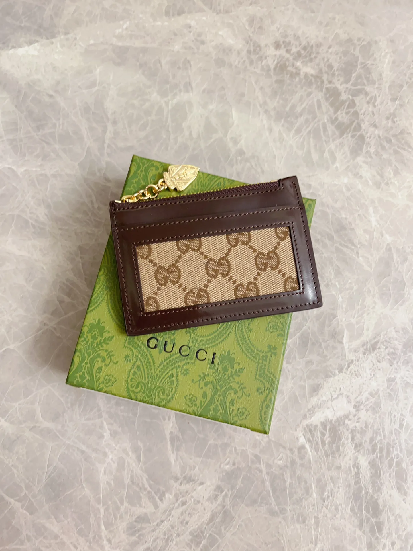 💰350 🇮🇹🇮🇹The Gucci Luce series exudes a strong sense of playfulness and fun. "Luce" means "light" in Italian. Original GG canvas, elegant blue cowhide trimmings and light gold-toned hardware are complemented by beige and ebony graphics. Exquisite shield puller! Model: 790033 Size: 11.5x 7.5x 1.5cm Color: Blue/Brown