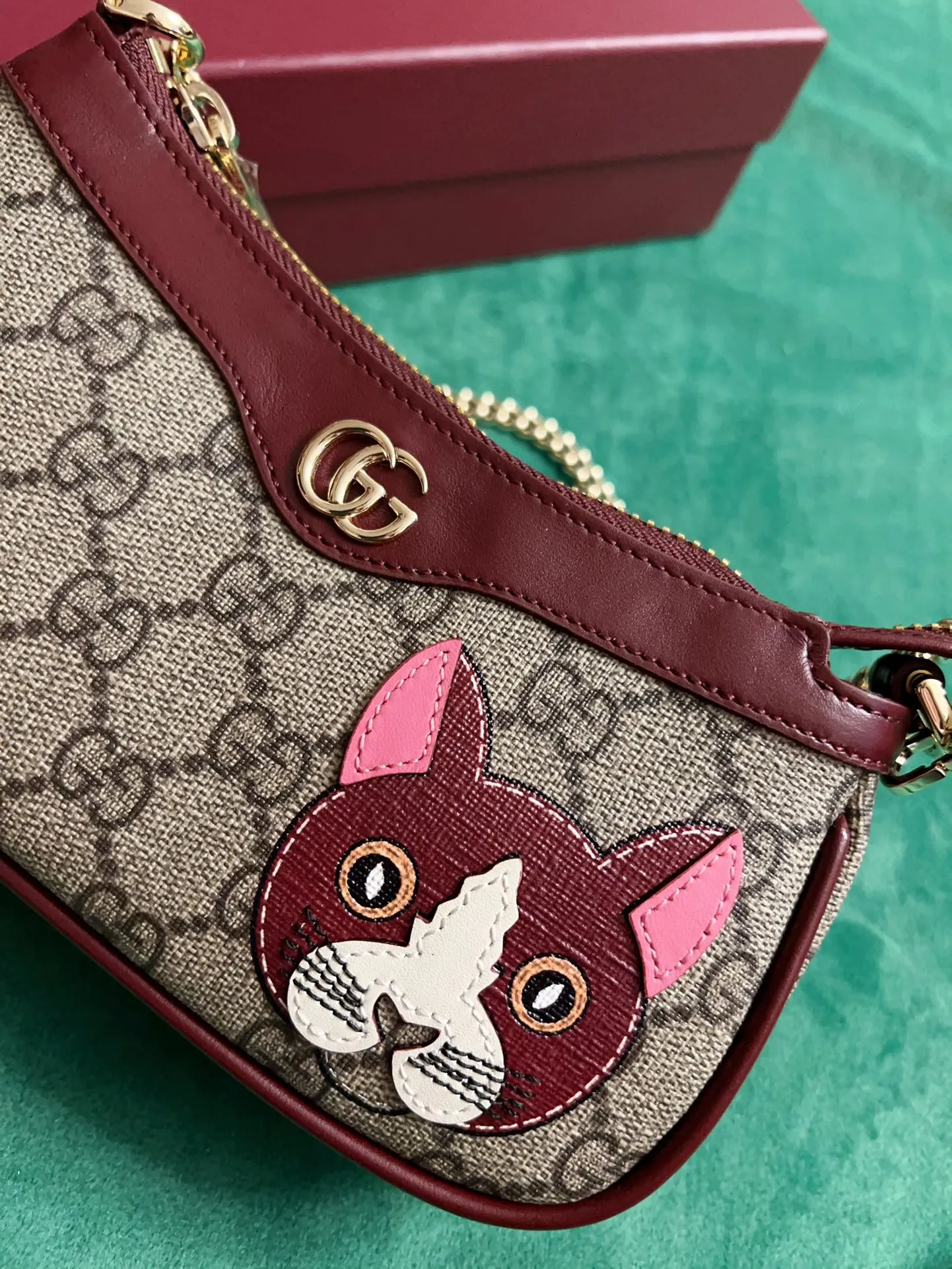 💰680 🇭🇺🇭🇺New product on official website! Cat🐱🐱Exquisite small bag, PVC with burgundy calf leather, peel-off printed cute and delicate little red cat! 🐱🐱With extended chain (can be worn diagonally), model number 818763, size: 19x10x3🐱🐱