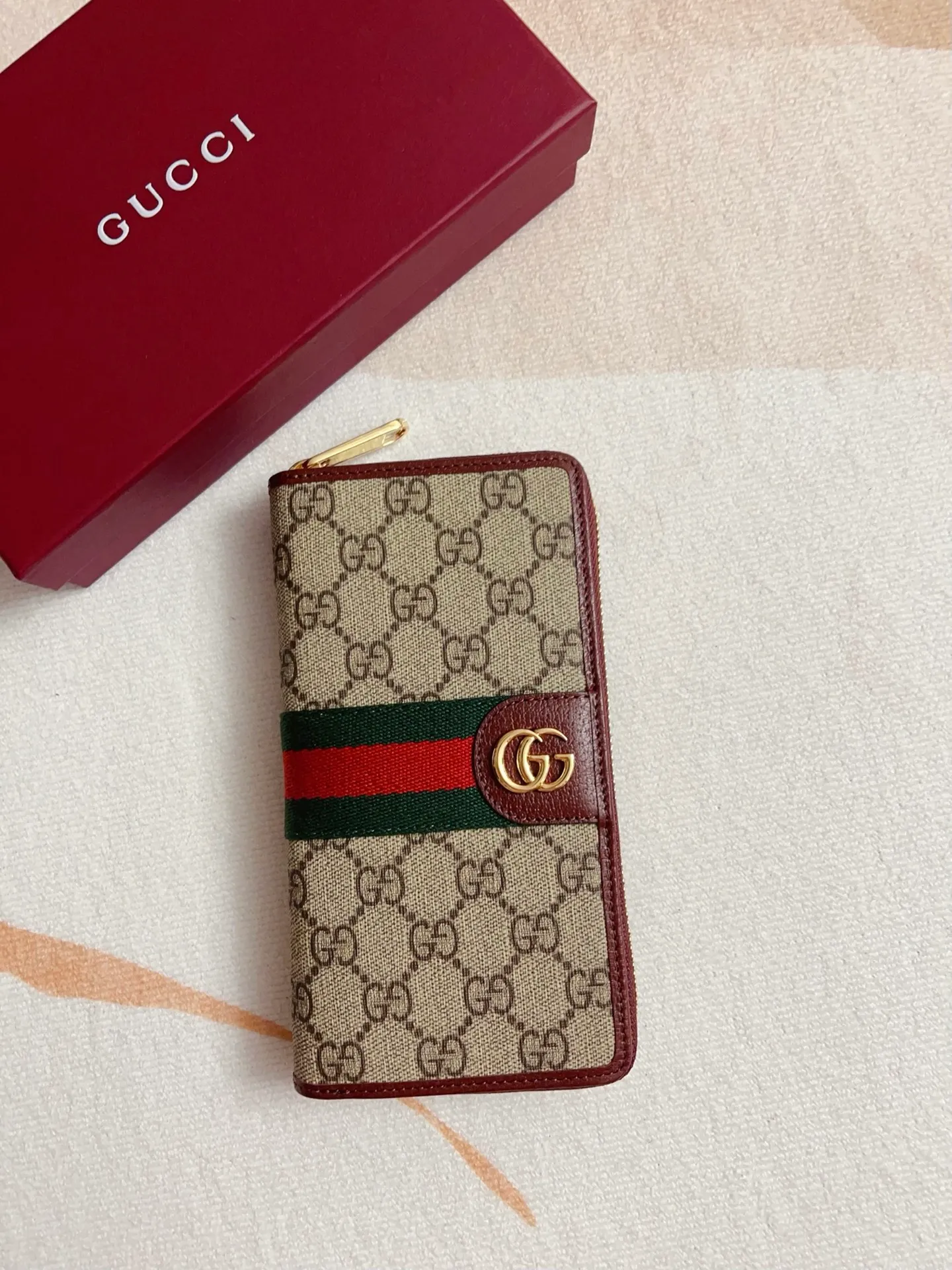 💰440🇭🇺🇭🇺 The official website is synchronized with the new model! Ophidia series ~ zipper wallet, 🍉🍉 made of GG Supreme original factory pig grain first-layer cowhide with PVC 🍉🍉 equipped with iconic double G hardware marks, classic red and green webbing, high-end cotton zipper ~ refined! 🍉🍉Model number: 838619🍉🍉Size: 20x10x2.5cm, color: brown maroon