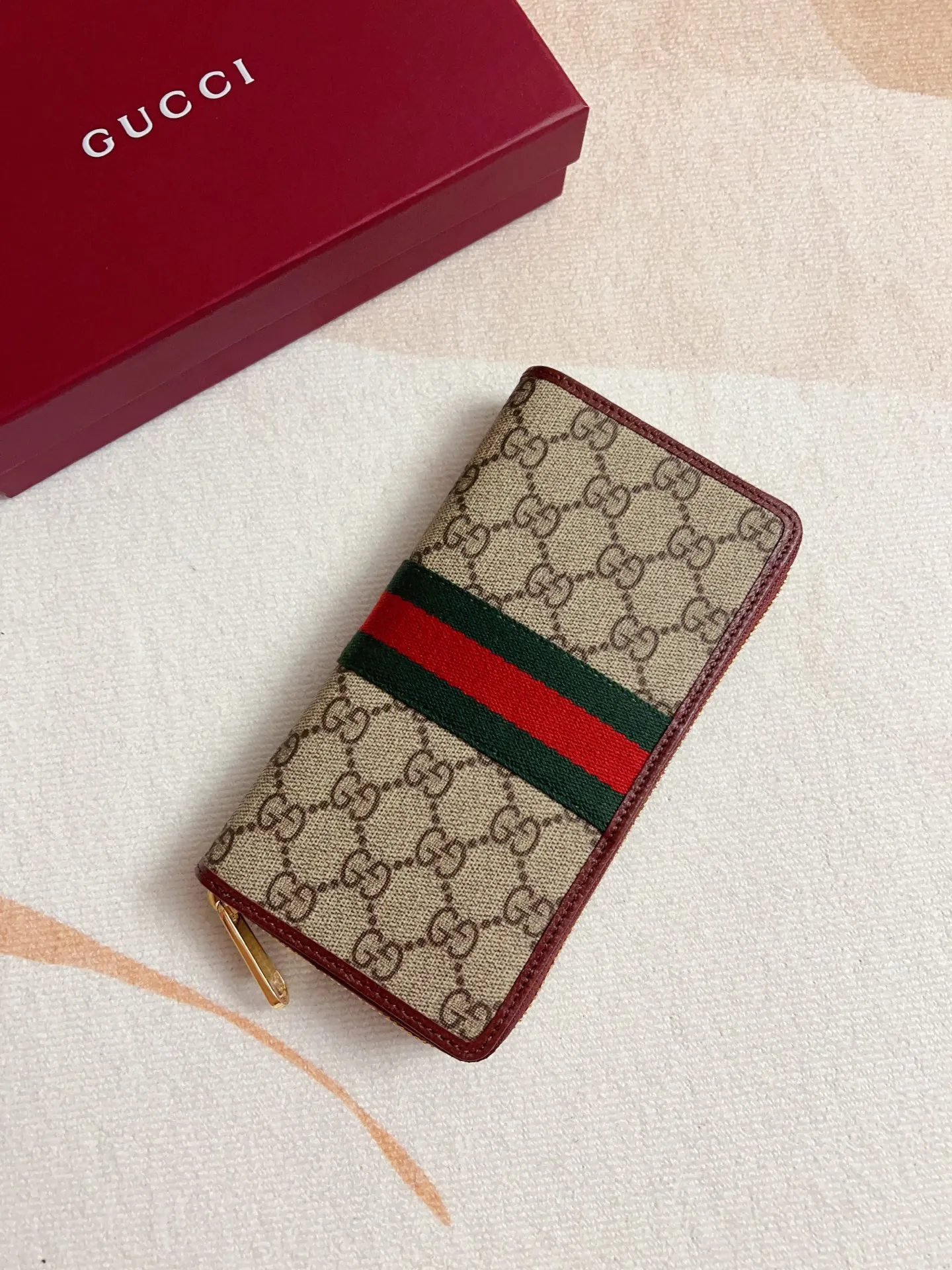 💰440🇭🇺🇭🇺 The official website is synchronized with the new model! Ophidia series ~ zipper wallet, 🍉🍉 made of GG Supreme original factory pig grain first-layer cowhide with PVC 🍉🍉 equipped with iconic double G hardware marks, classic red and green webbing, high-end cotton zipper ~ refined! 🍉🍉Model number: 838619🍉🍉Size: 20x10x2.5cm, color: brown maroon