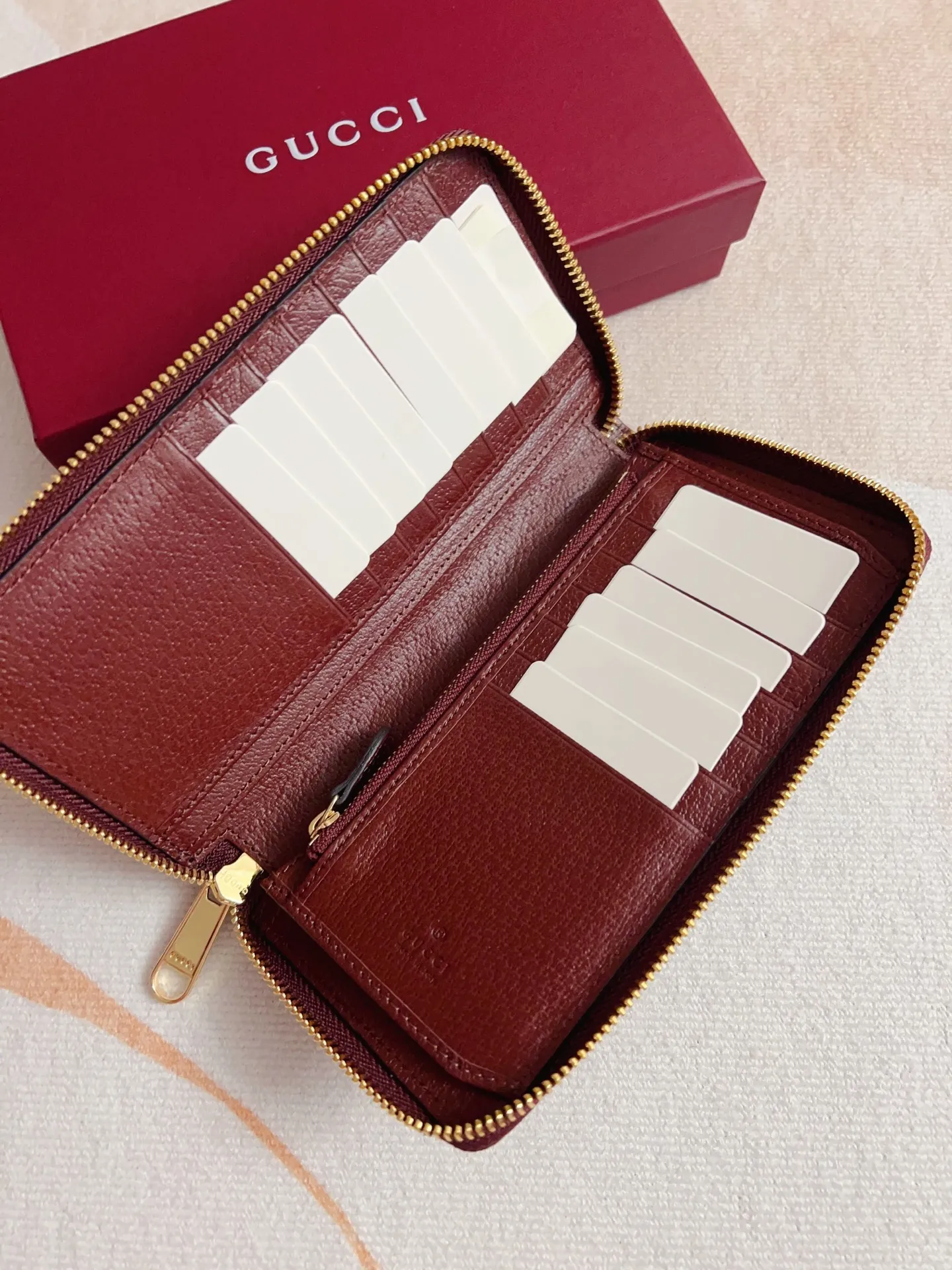 💰440🇭🇺🇭🇺 The official website is synchronized with the new model! Ophidia series ~ zipper wallet, 🍉🍉 made of GG Supreme original factory pig grain first-layer cowhide with PVC 🍉🍉 equipped with iconic double G hardware marks, classic red and green webbing, high-end cotton zipper ~ refined! 🍉🍉Model number: 838619🍉🍉Size: 20x10x2.5cm, color: brown maroon
