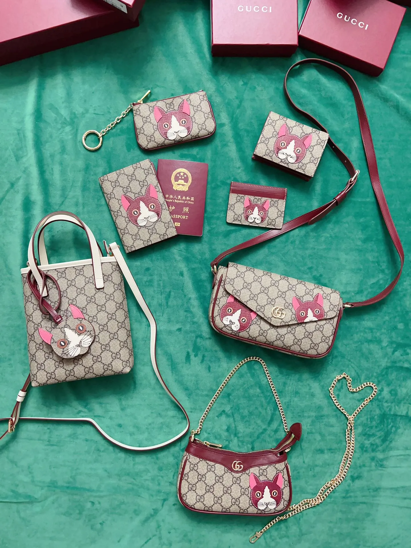 💰380🇭🇺🇭🇺New products on the official website! Exquisite passport holder🐹🐹PVC with burgundy calfskin, with cute and exquisite cartoon patterns on the leather! 🐹🐹Style number 810072, size: 14x10, 🐹🐹Little red cat, puppy, panda, owl, exquisite and cute! Original product!