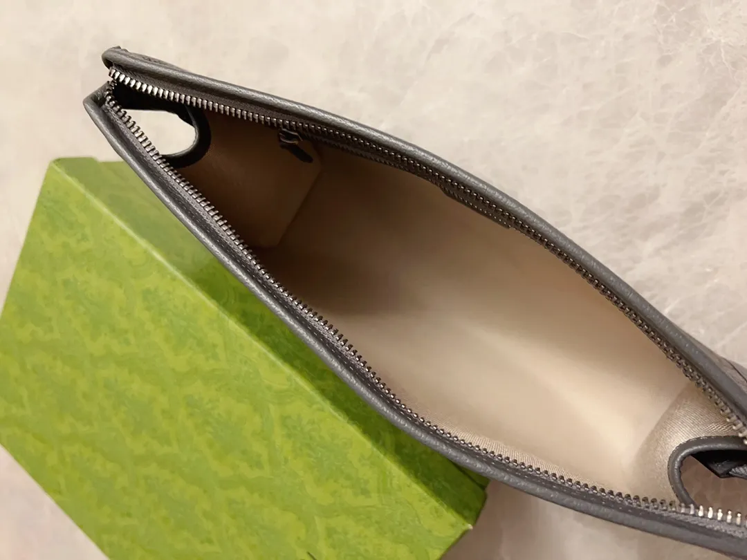 💰560🇭🇺🇭🇺GucciO’s latest phidia series clutch bag, Ophidia series items have endless retro feelings. Gray GG Supreme canvas, gray cowhide leather trim, palladium tone hardware Double G, zippered inner pocket, zipper closure. Model: 598234. Dimensions: 28.5 (W) x 18 (H) x 9cm (D) Color: Gray/PVC.