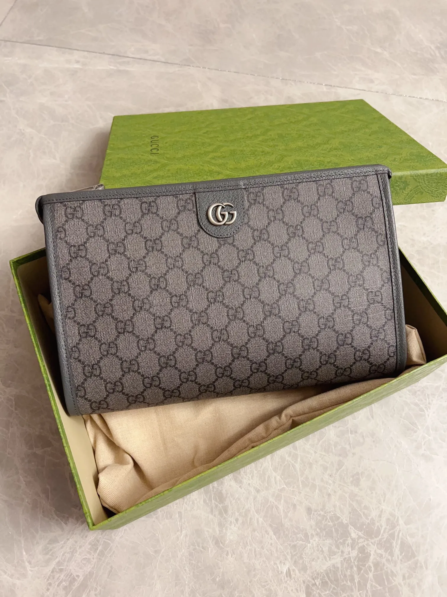 💰560🇭🇺🇭🇺GucciO’s latest phidia series clutch bag, Ophidia series items have endless retro feelings. Gray GG Supreme canvas, gray cowhide leather trim, palladium tone hardware Double G, zippered inner pocket, zipper closure. Model: 598234. Dimensions: 28.5 (W) x 18 (H) x 9cm (D) Color: Gray/PVC.