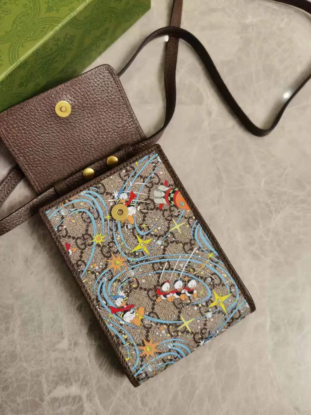 💰520 🇭🇺🇭🇺Epilogue original leather mobile phone bag ~ Donald Duck series 🐥🐥The new pattern of Donald Duck and his three nephews appearing together adds an unconstrained charm to the classic Gucci bag. It is full of fun and fun for the family to fly to the stars 🐥🐥fashionable and practical! Style number: 647927, size: 18-11-3cm