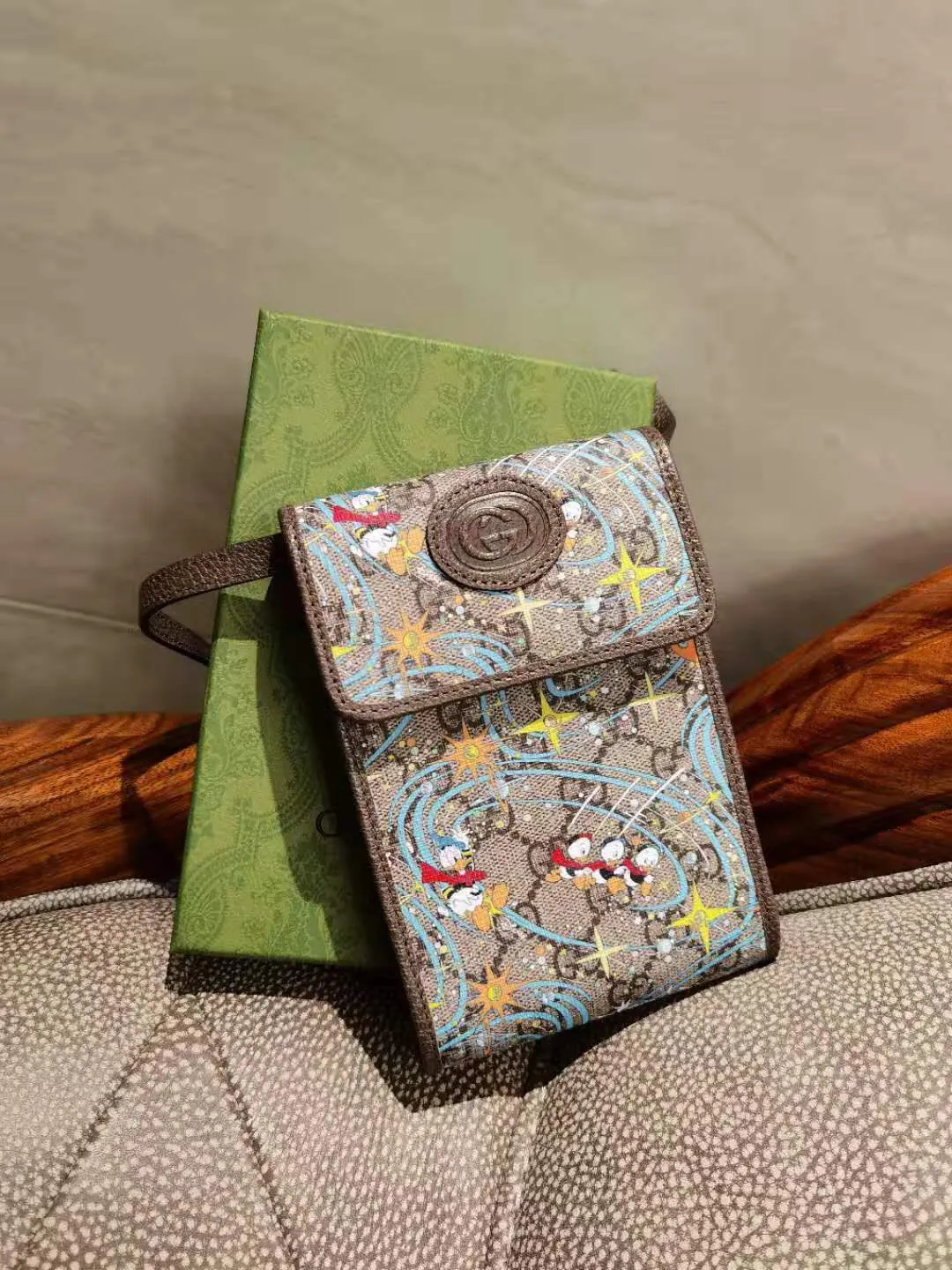 💰520 🇭🇺🇭🇺Epilogue original leather mobile phone bag ~ Donald Duck series 🐥🐥The new pattern of Donald Duck and his three nephews appearing together adds an unconstrained charm to the classic Gucci bag. It is full of fun and fun for the family to fly to the stars 🐥🐥fashionable and practical! Style number: 647927, size: 18-11-3cm