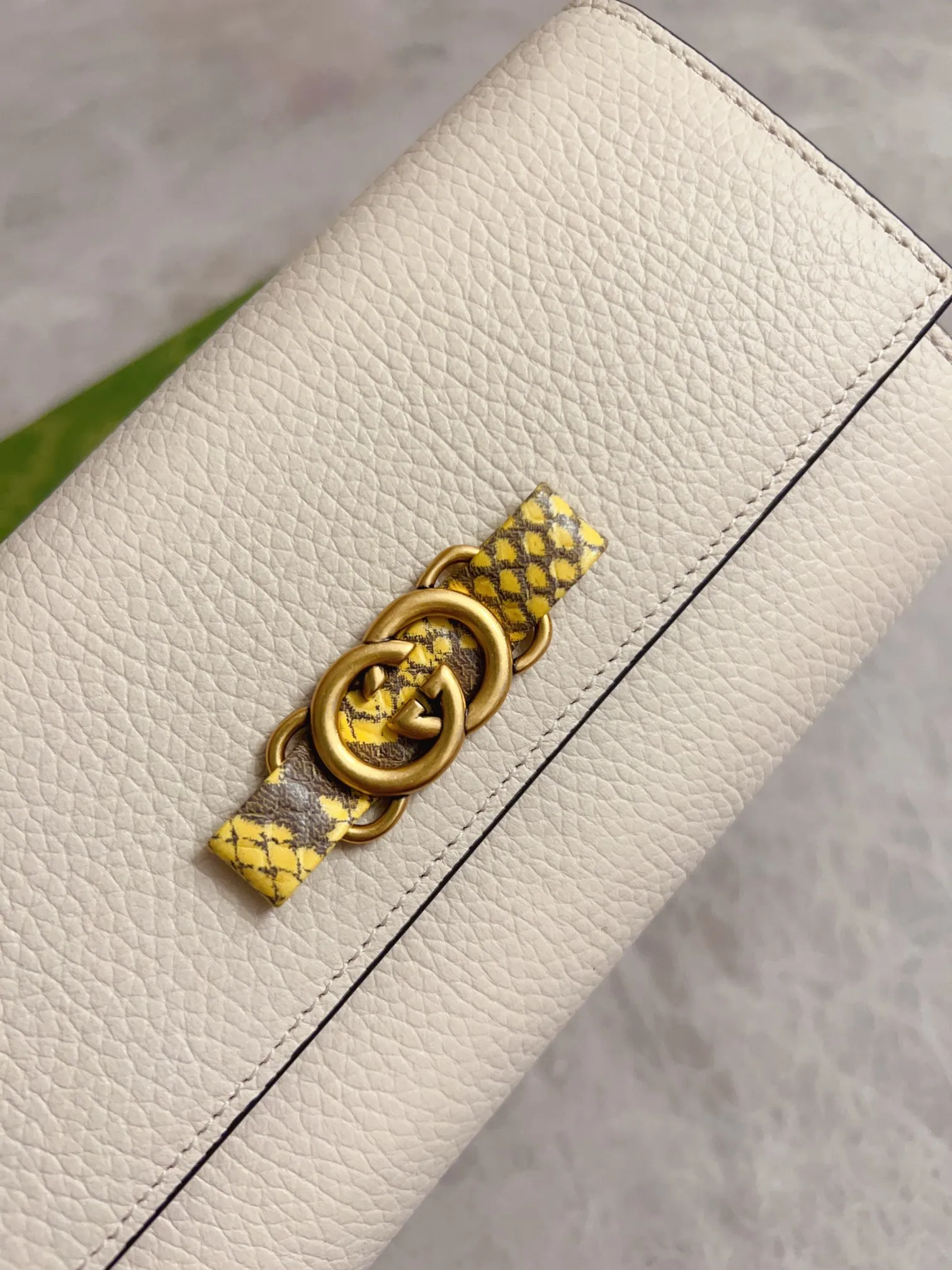 💰460🇮🇹🇮🇹Gucci’s latest ~ Interlocking Double G python leather bow wallet🍓🍓Made of original factory calfskin, 🍓🍓Butterfly on the front The knot is made with python leather piping and interlocking G details in antique gold tones, 🍓🍓Iconic fashion piece🍓🍓Model: 750461, Size: 19x 10x3.5cm