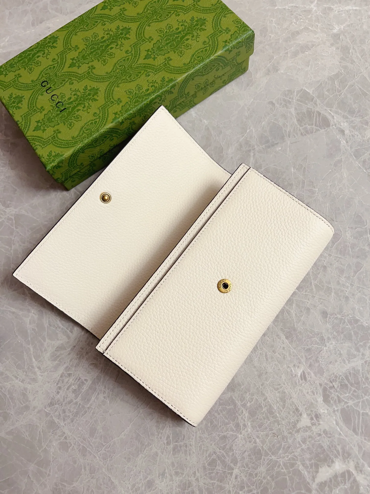 💰460🇮🇹🇮🇹Gucci’s latest ~ Interlocking Double G python leather bow wallet🍓🍓Made of original factory calfskin, 🍓🍓Butterfly on the front The knot is made with python leather piping and interlocking G details in antique gold tones, 🍓🍓Iconic fashion piece🍓🍓Model: 750461, Size: 19x 10x3.5cm
