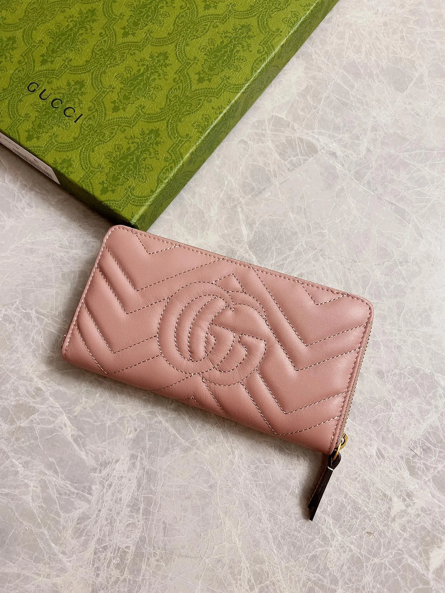 💰420 🇭🇺🇭🇺Latest～GG Marmont long zipper wallet🍿🍿Made with quilting, GG logo embroidered on the back🍿🍿GG logo vintage gold-tone hardware🍿🍿Italian-made double G buckle snap closure🍿🍿12 card compartments and 3 banknote compartments🍿🍿1 separate internal compartment zipper coin bag🍿🍿Model: 443123, size: 19 x 10 x 2.5CM, color: black, red, pink,